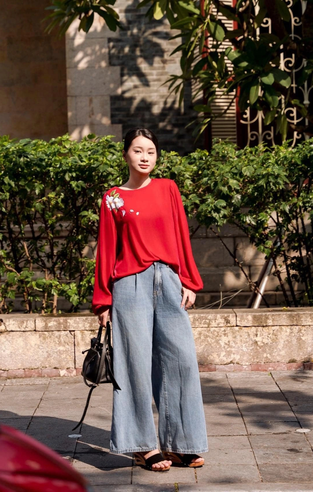 Segredo para combinar roupas de escritório com trajes de festa de fim de ano - Foto 1. Bí quyết phối đồ công sở thành trang phục dự tiệc cuối năm- Ảnh 1.