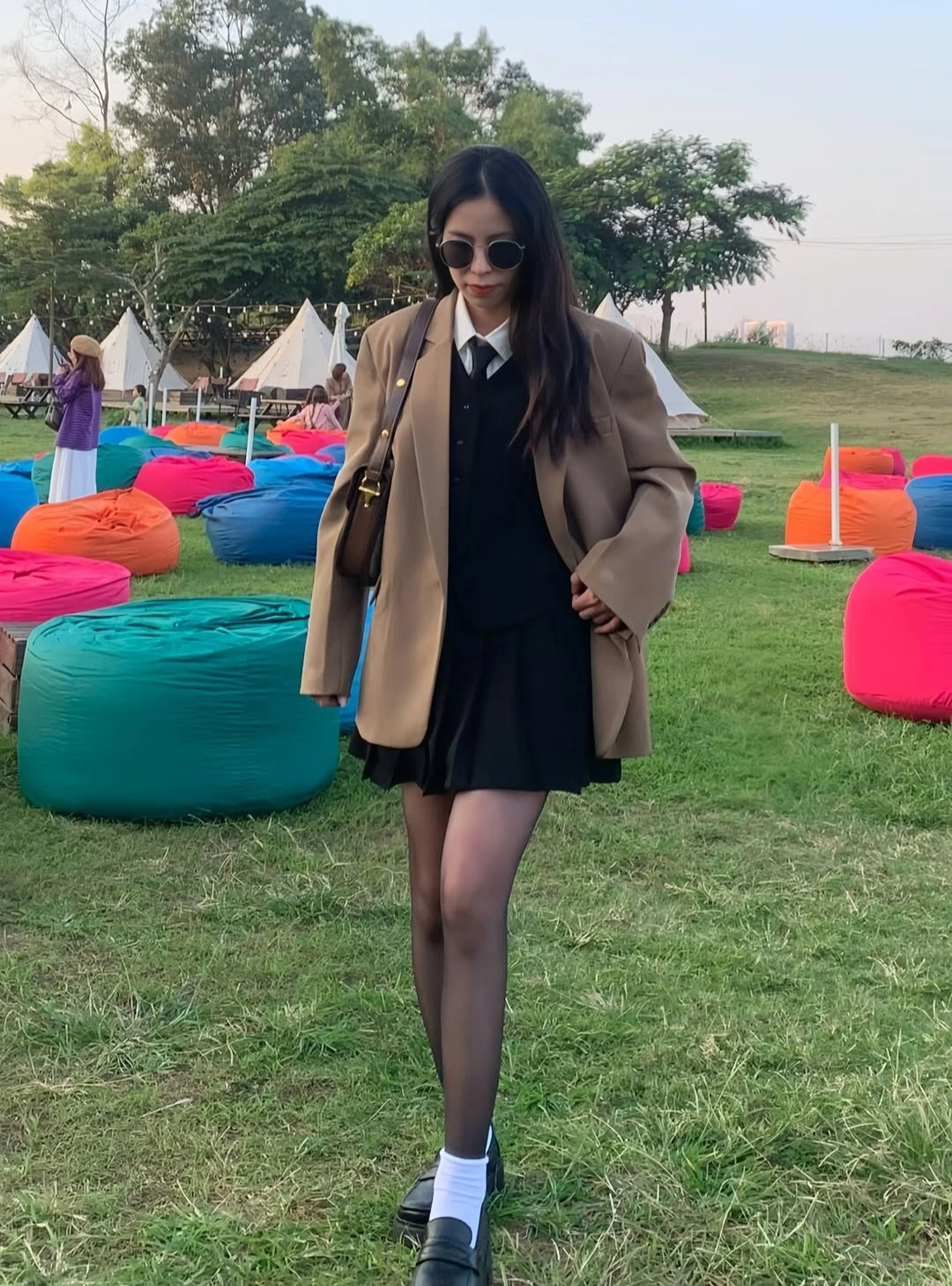 3 jenis rok yang tak boleh dilewatkan saat dikenakan dengan blazer - Foto 5. 3 kiểu chân váy không thể thiếu khi diện cùng blazer- Ảnh 5.