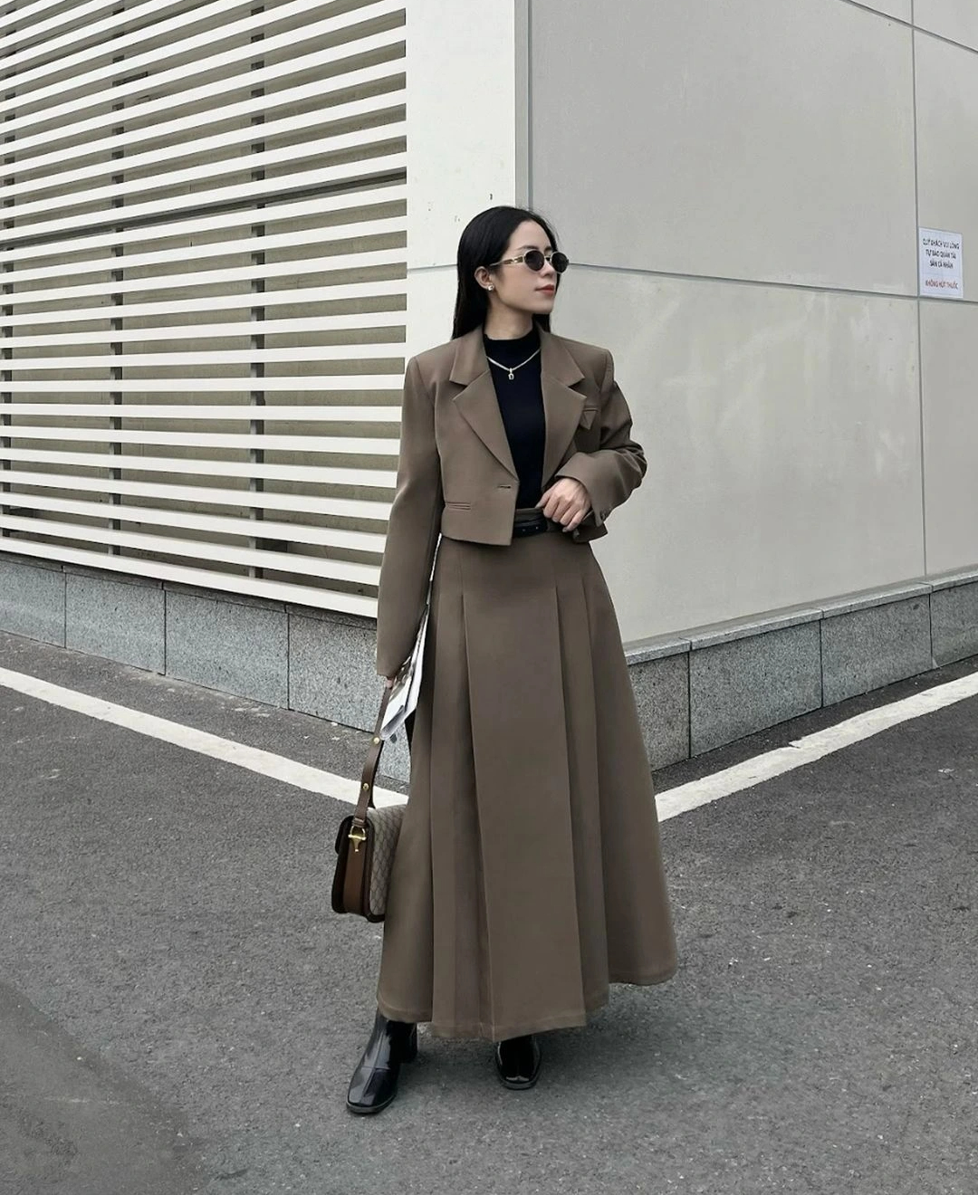 3 jenis rok yang tak boleh dilewatkan saat dikenakan dengan blazer - Foto 6. 3 kiểu chân váy không thể thiếu khi diện cùng blazer- Ảnh 6.