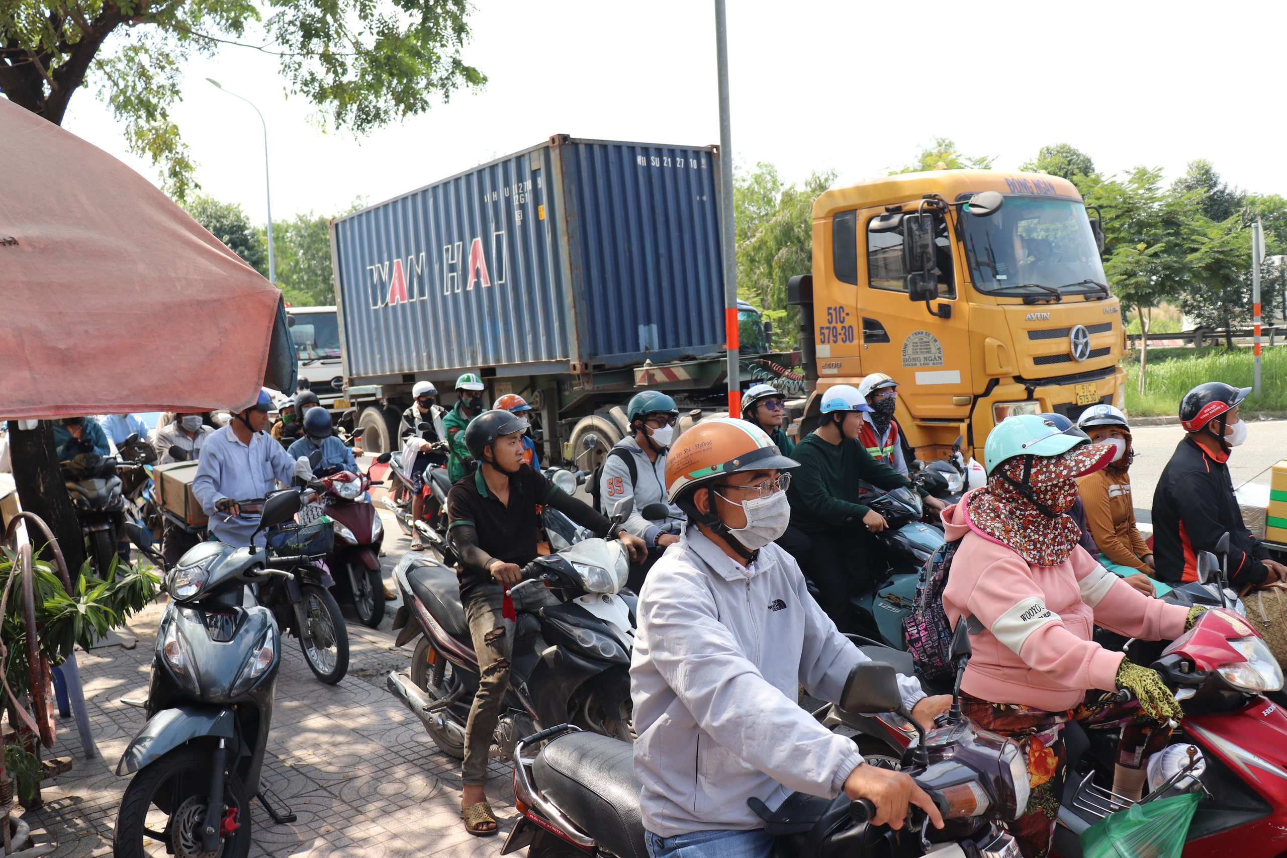 Cải tạo vòng xoay Phú Hữu, người dân an tâm nhưng vẫn lo ‘kẹt xe’- Ảnh 1.