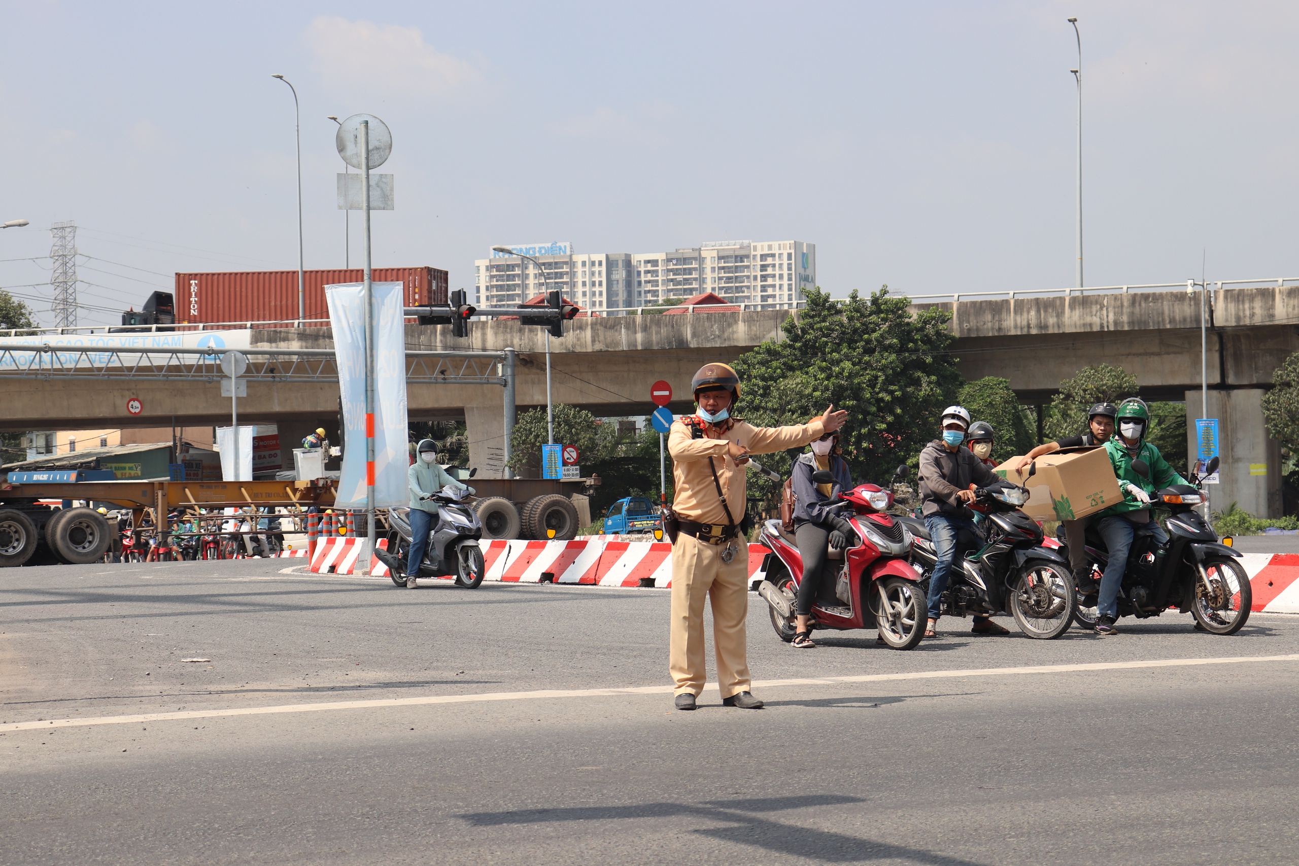 Cải tạo vòng xoay Phú Hữu, người dân an tâm nhưng vẫn lo ‘kẹt xe’- Ảnh 3.