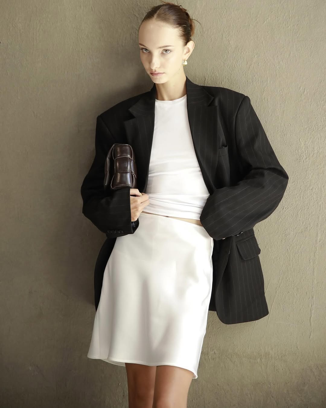 3 Jenis Rok yang Wajib Dipadukan dengan Blazer - Foto 10. 3 kiểu chân váy không thể thiếu khi diện cùng blazer- Ảnh 10.