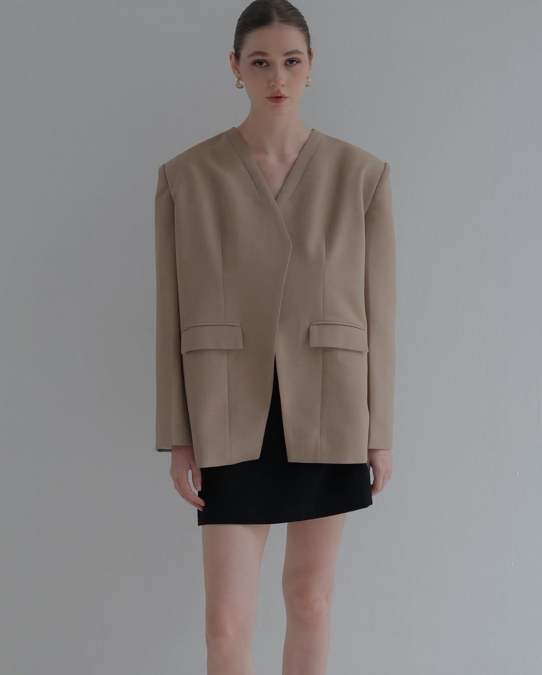 3 jenis rok yang tak boleh dilewatkan jika dipadukan dengan blazer - Foto 9. 3 kiểu chân váy không thể thiếu khi diện cùng blazer- Ảnh 9.