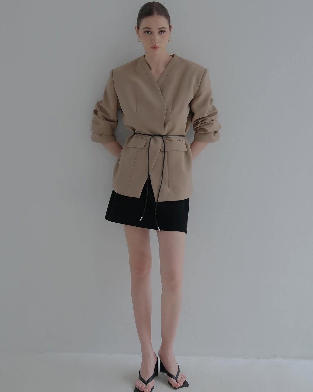 3 jenis rok yang tak boleh dilewatkan saat dikenakan dengan blazer - Foto 8. 3 kiểu chân váy không thể thiếu khi diện cùng blazer- Ảnh 8.