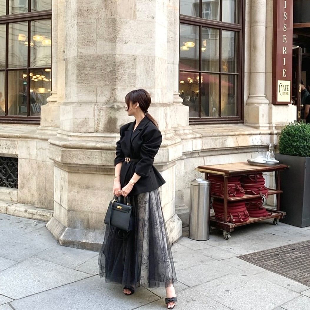 3 jenis rok yang tak boleh dilewatkan saat dikenakan dengan blazer - Foto 3. 3 kiểu chân váy không thể thiếu khi diện cùng blazer- Ảnh 3.