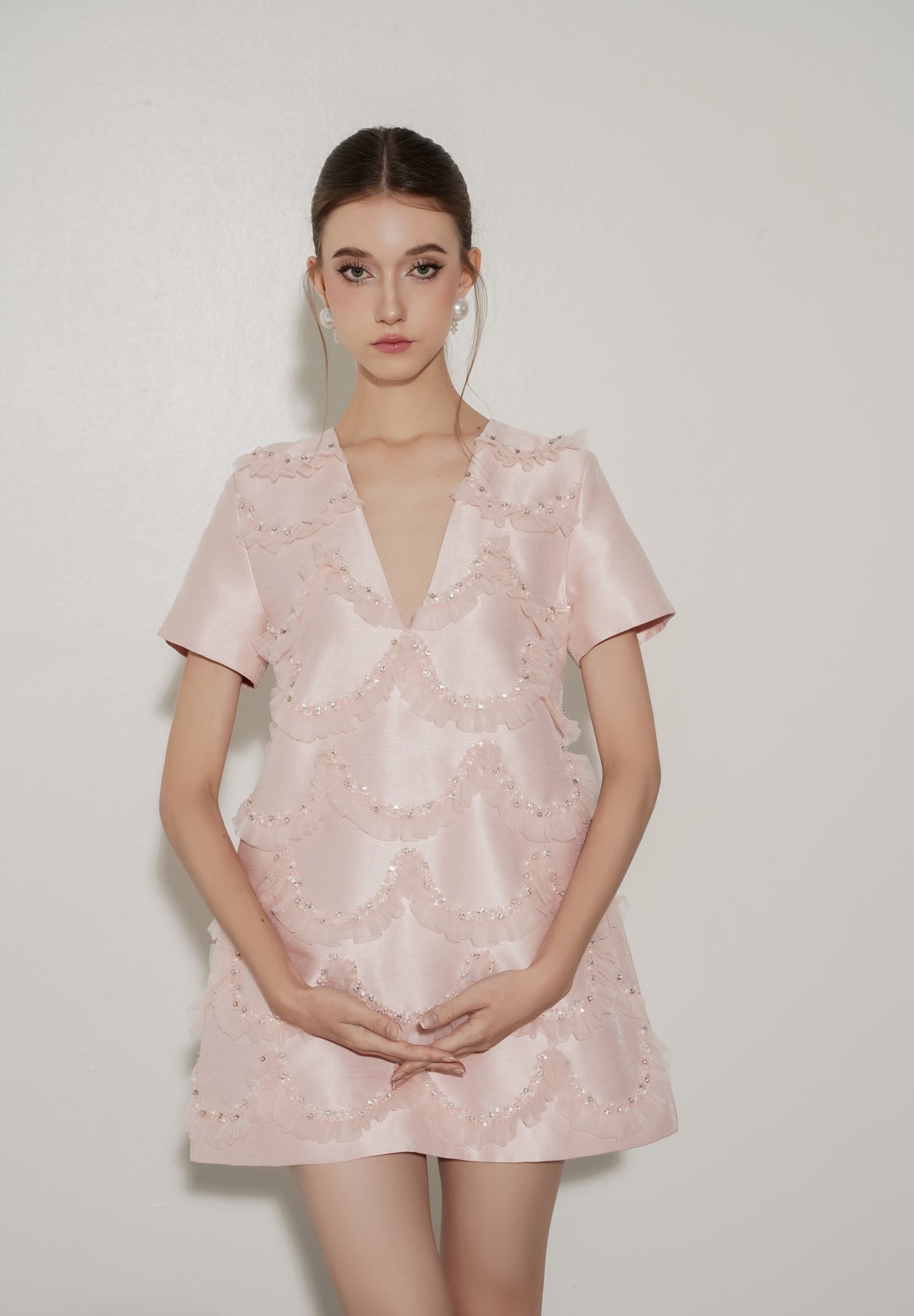 Khám phá sự thanh lịch từ váy suông phom chữ A- Ảnh 1. Khám phá sự thanh lịch từ váy suông phom chữ A- Ảnh 1.