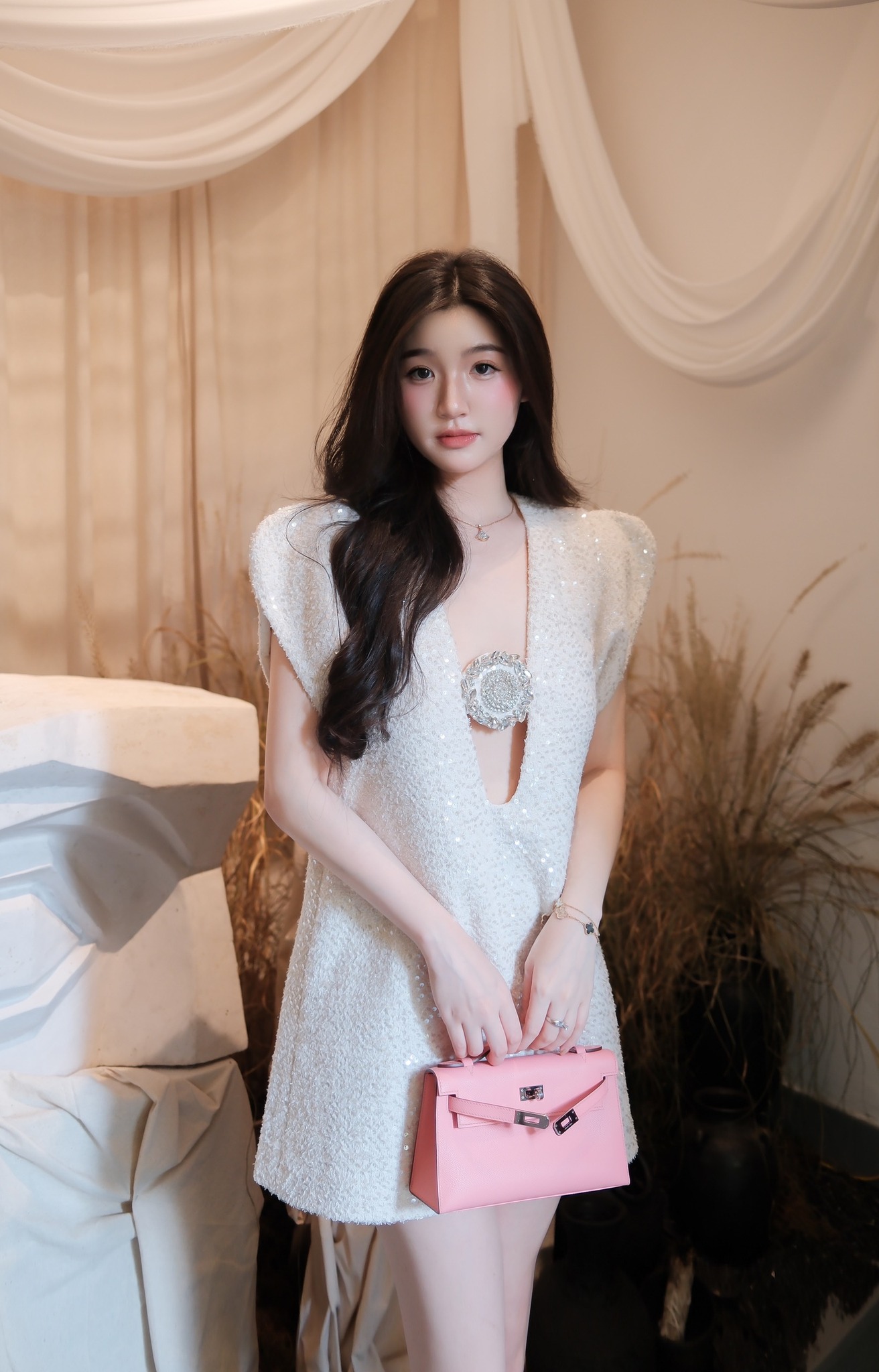 Khám phá sự thanh lịch từ váy suông phom chữ A- Ảnh 5. Khám phá sự thanh lịch từ váy suông phom chữ A- Ảnh 5.