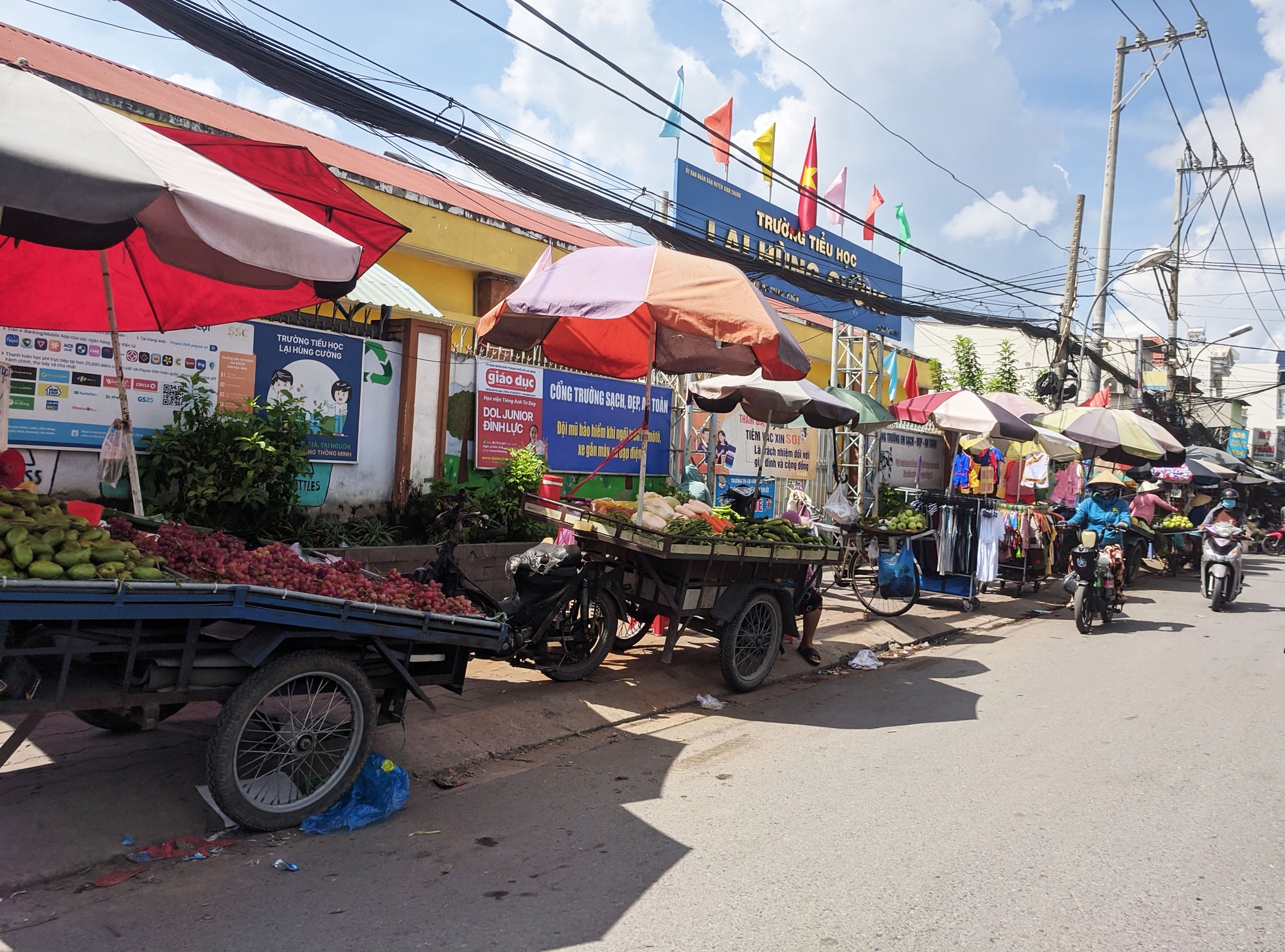 Buôn bán bát nháo trước cổng trường- Ảnh 1.