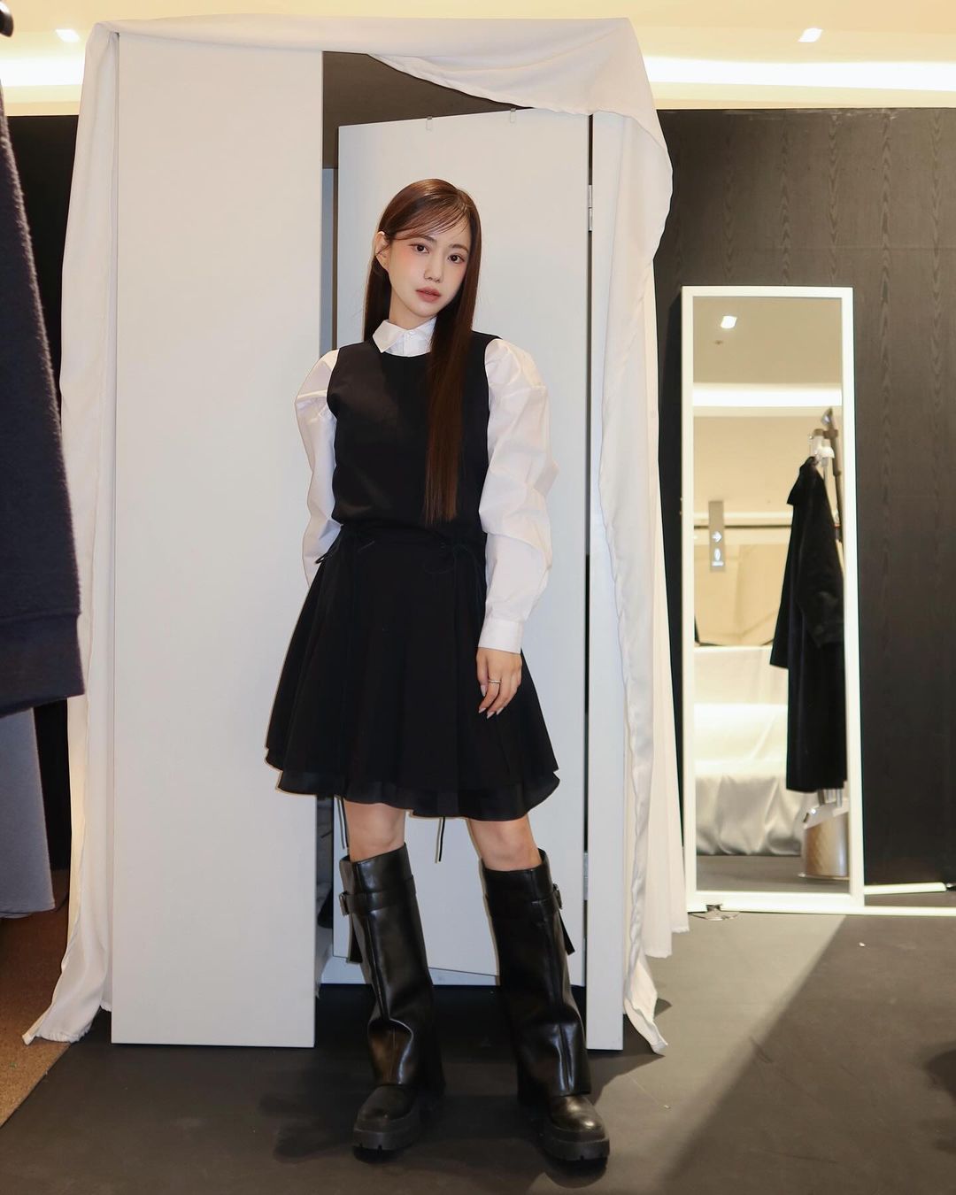 Το μαύρο και το άσπρο κυριαρχούν στις χειμερινές γκαρνταρόμπες - Φωτογραφία 1. Sắc đen và trắng ‘chiếm sóng’ tủ đồ ngày đông- Ảnh 1.