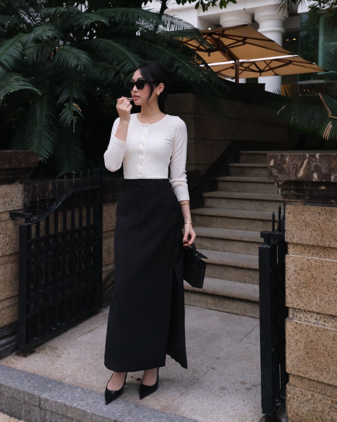 Το μαύρο και το άσπρο κυριαρχούν στις χειμερινές γκαρνταρόμπες - Φωτογραφία 2. Sắc đen và trắng ‘chiếm sóng’ tủ đồ ngày đông- Ảnh 2.