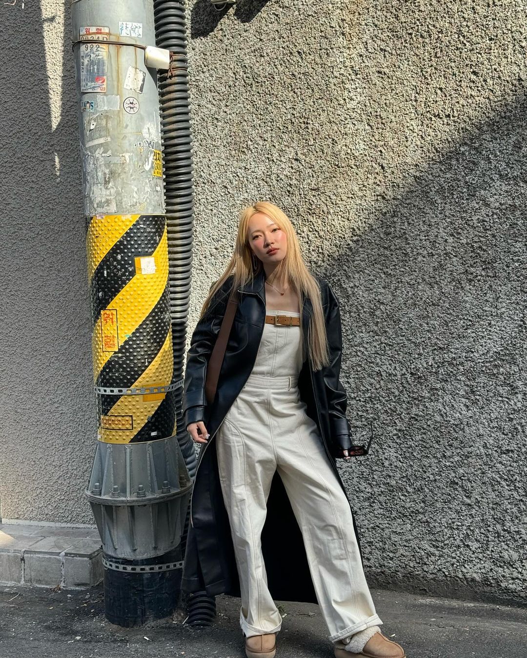 Το μαύρο και το άσπρο κυριαρχούν στις χειμερινές γκαρνταρόμπες - Φωτογραφία 3. Sắc đen và trắng ‘chiếm sóng’ tủ đồ ngày đông- Ảnh 3.