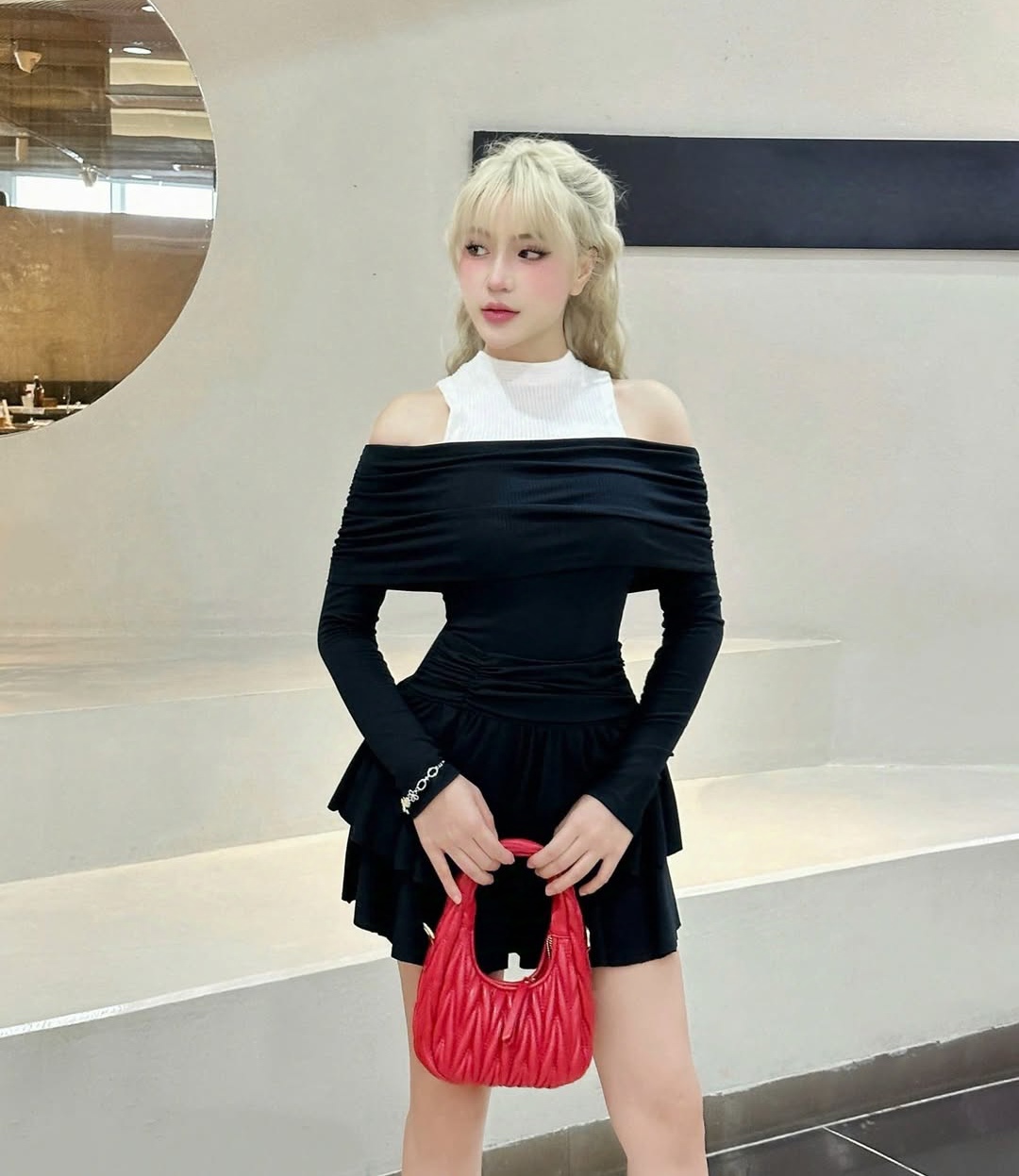 Το μαύρο και το άσπρο κυριαρχούν στις χειμερινές γκαρνταρόμπες - Φωτογραφία 4. Sắc đen và trắng ‘chiếm sóng’ tủ đồ ngày đông- Ảnh 4.