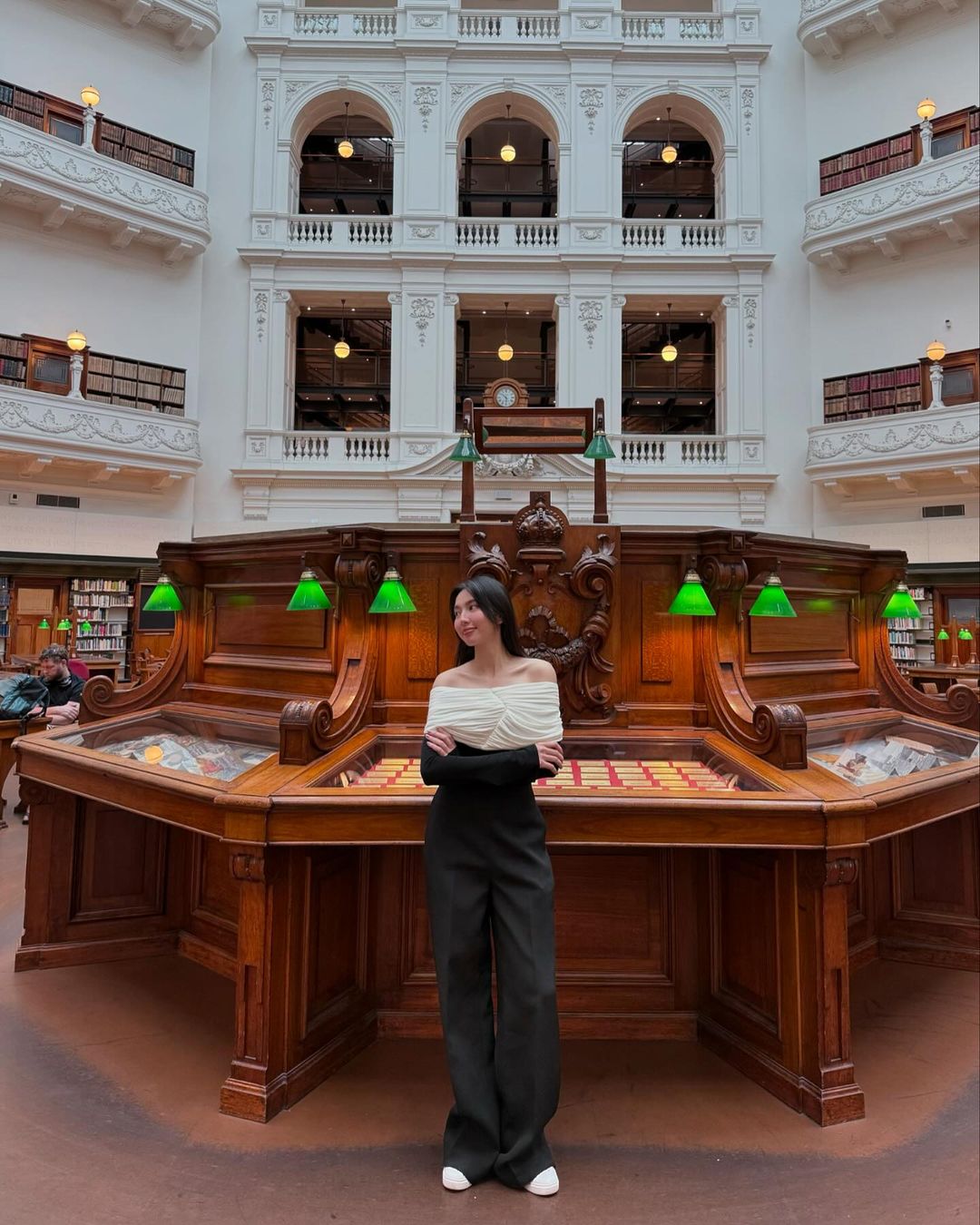 Το μαύρο και το άσπρο κυριαρχούν στις χειμερινές γκαρνταρόμπες - Φωτογραφία 5. Sắc đen và trắng ‘chiếm sóng’ tủ đồ ngày đông- Ảnh 5.