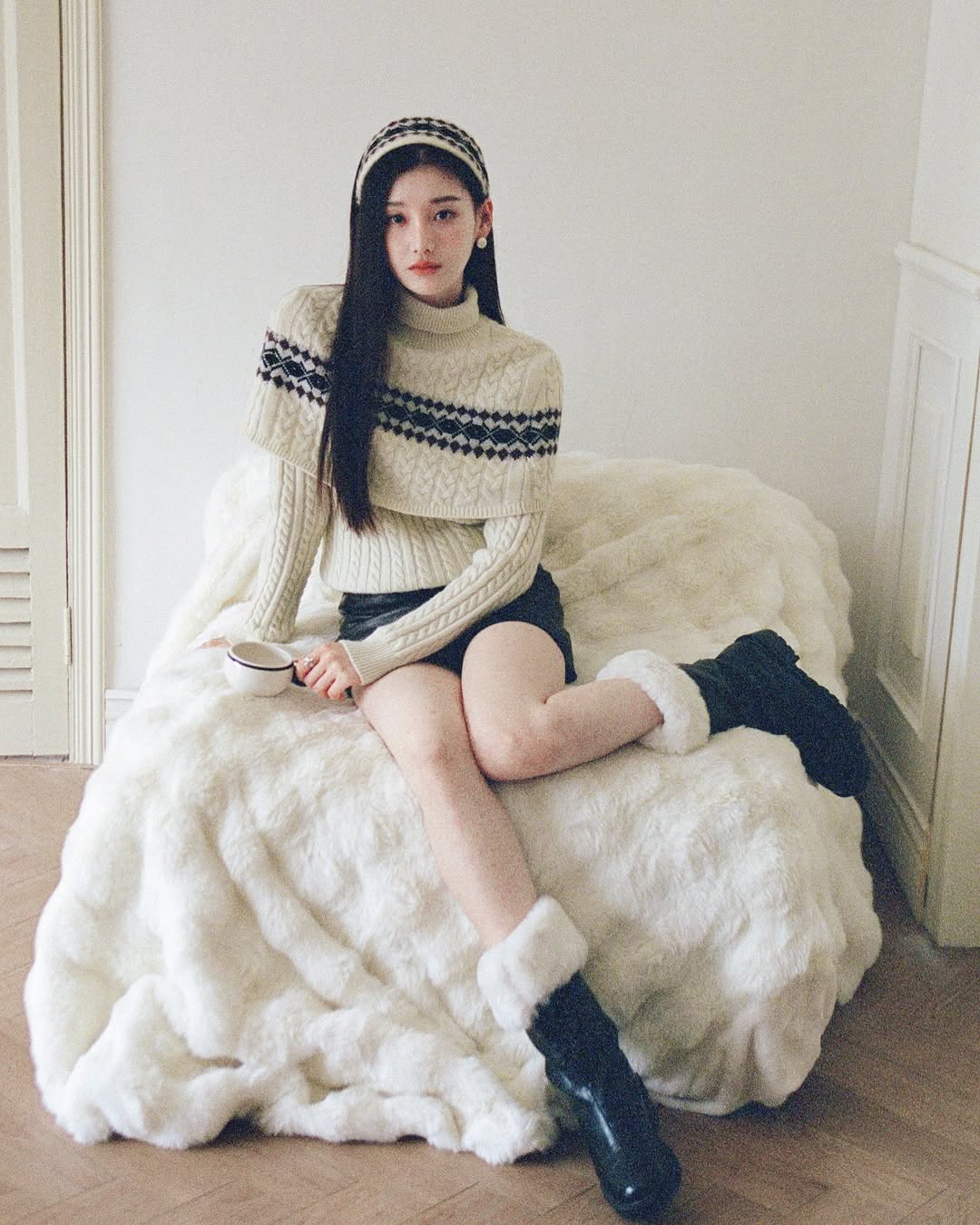 Το μαύρο και το άσπρο κυριαρχούν στις χειμερινές γκαρνταρόμπες - Φωτογραφία 6. Sắc đen và trắng ‘chiếm sóng’ tủ đồ ngày đông- Ảnh 6.