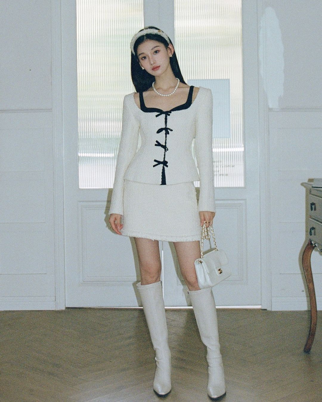 Το μαύρο και το άσπρο κυριαρχούν στις χειμερινές γκαρνταρόμπες - Φωτογραφία 7. Sắc đen và trắng ‘chiếm sóng’ tủ đồ ngày đông- Ảnh 7.