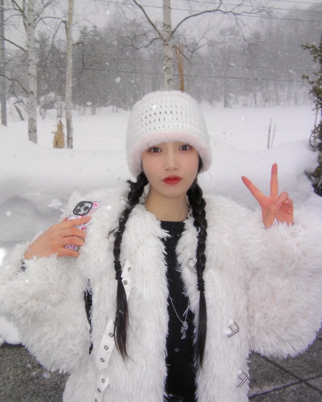 Το μαύρο και το άσπρο κυριαρχούν στις χειμερινές γκαρνταρόμπες - Φωτογραφία 8. Sắc đen và trắng ‘chiếm sóng’ tủ đồ ngày đông- Ảnh 8.