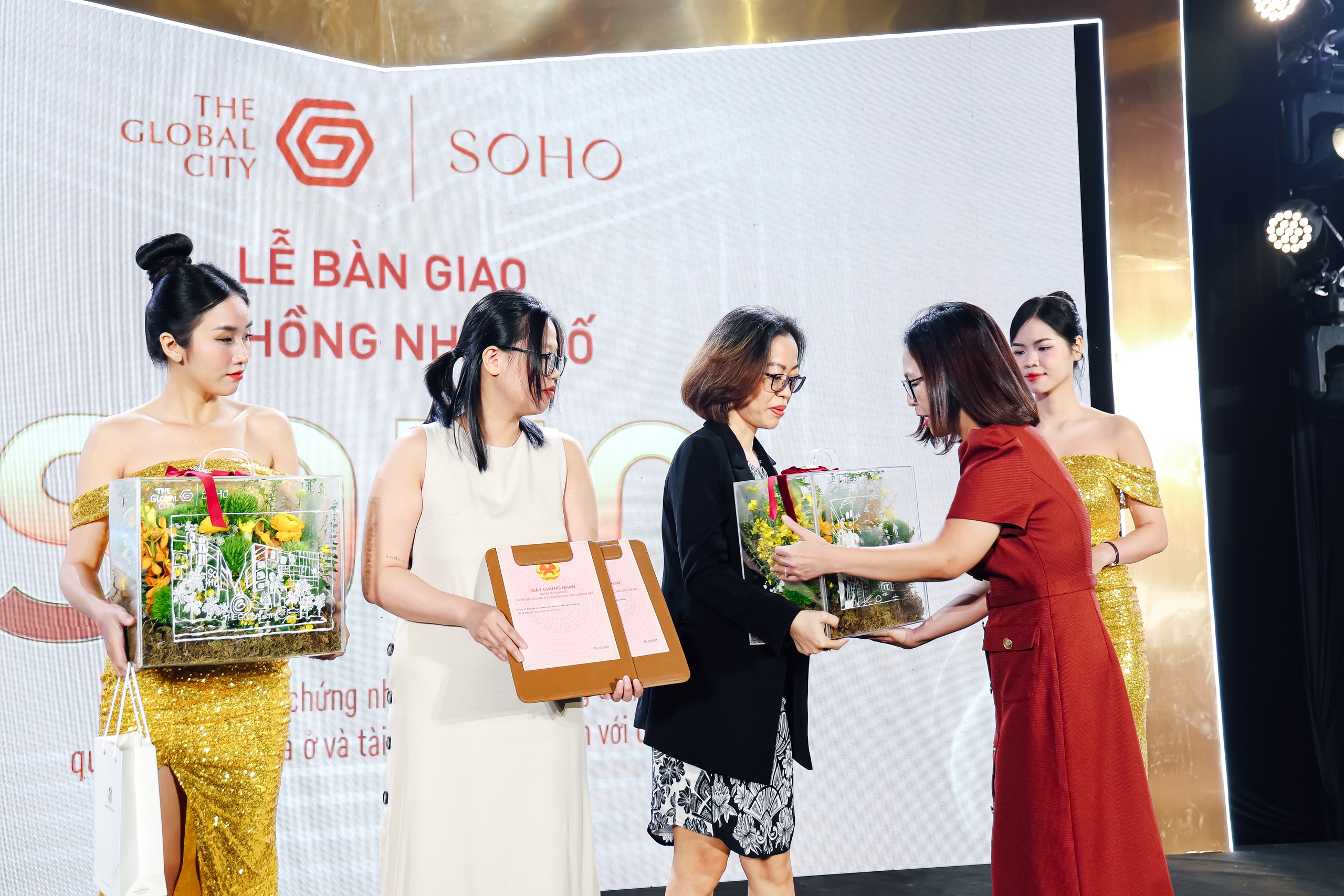 Masterise Homes trao sổ hồng cho chủ nhân nhà phố thương mại SOHO, The Global City- Ảnh 2. Masterise Homes trao những quyển sổ hồng đầu tiên cùng quà tặng ý nghĩa cho chủ nhân nhà phố SOHO tại The Global City