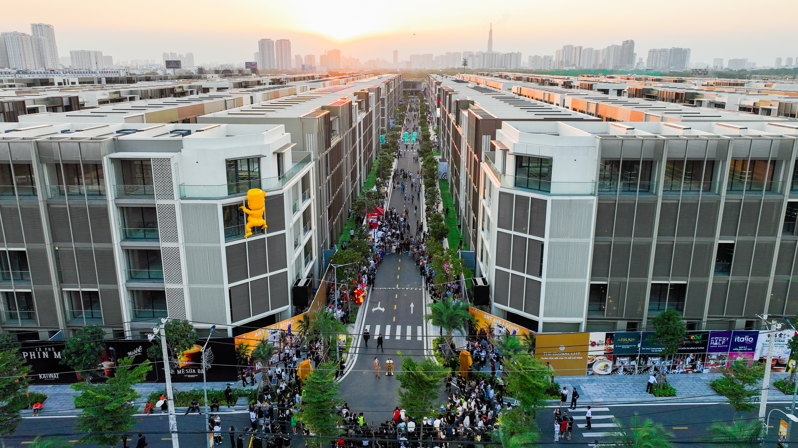 Masterise Homes trao sổ hồng cho chủ nhân nhà phố thương mại SOHO, The Global City- Ảnh 3. Hàng trăm thương hiệu từ giải trí, ăn uống, mua sắm… đã hoạt động nhộn nhịp trên các tuyến phố SOHO, The Global City