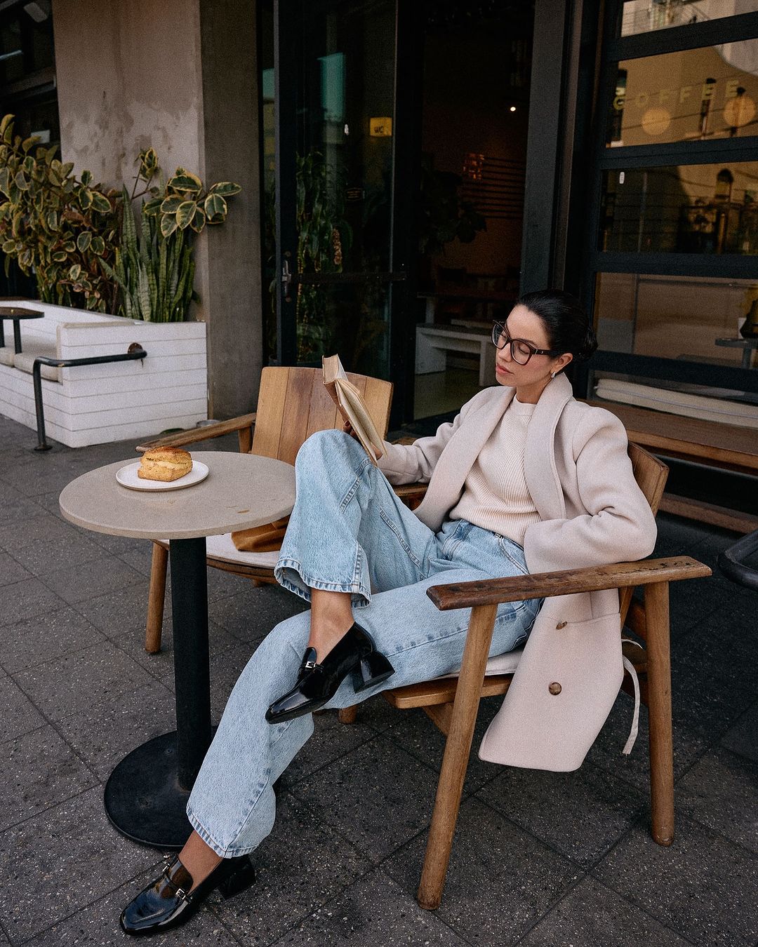 Kavajen, jackan som Blazer, chiếc áo khoác đang 'chiếm sóng' mùa đông, đẹp nhất khi mặc cùng quần jeans xanh- Ảnh 1.