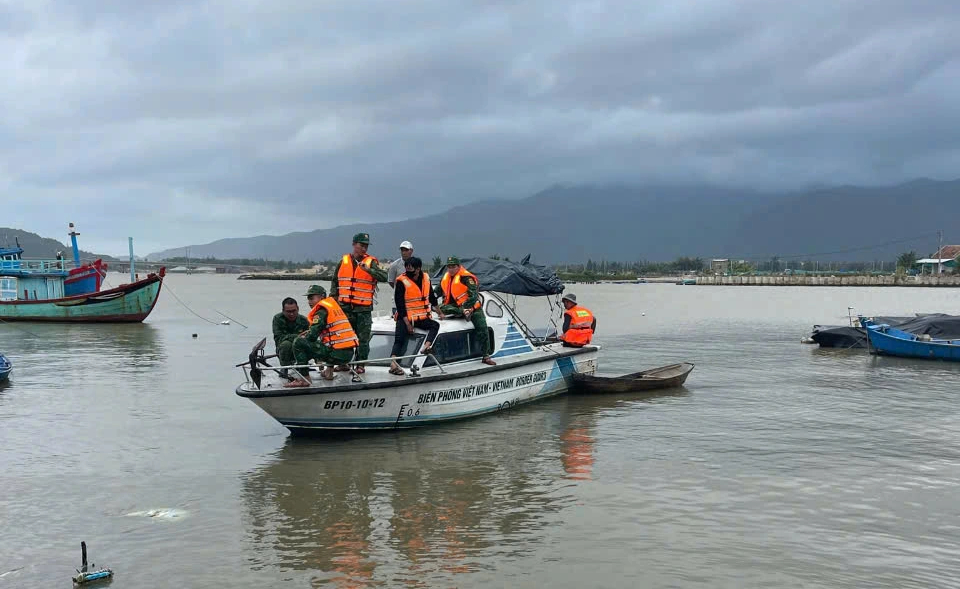 Chèo thuyền ra sông đánh cá, cặp vợ chồng ở Phú Yên mất tích- Ảnh 1.