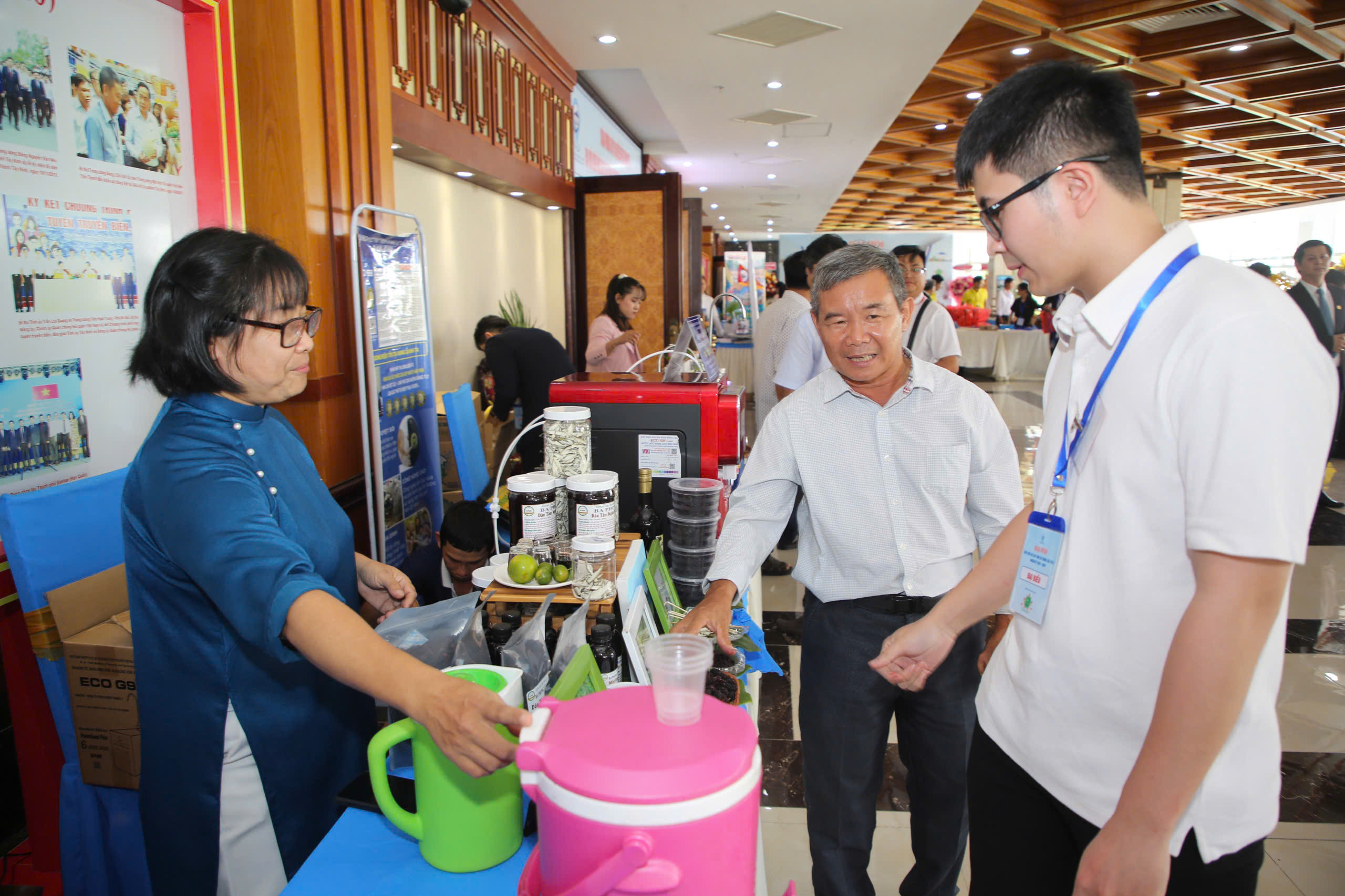 Tây Ninh phát triển nông nghiệp công nghệ cao gắn với du lịch- Ảnh 2. Các sản phẩm nông nghiệp tỉnh Tây Ninh được trưng bày tại hội nghị về du lịch (ẢNH: GIANG PHƯƠNG)