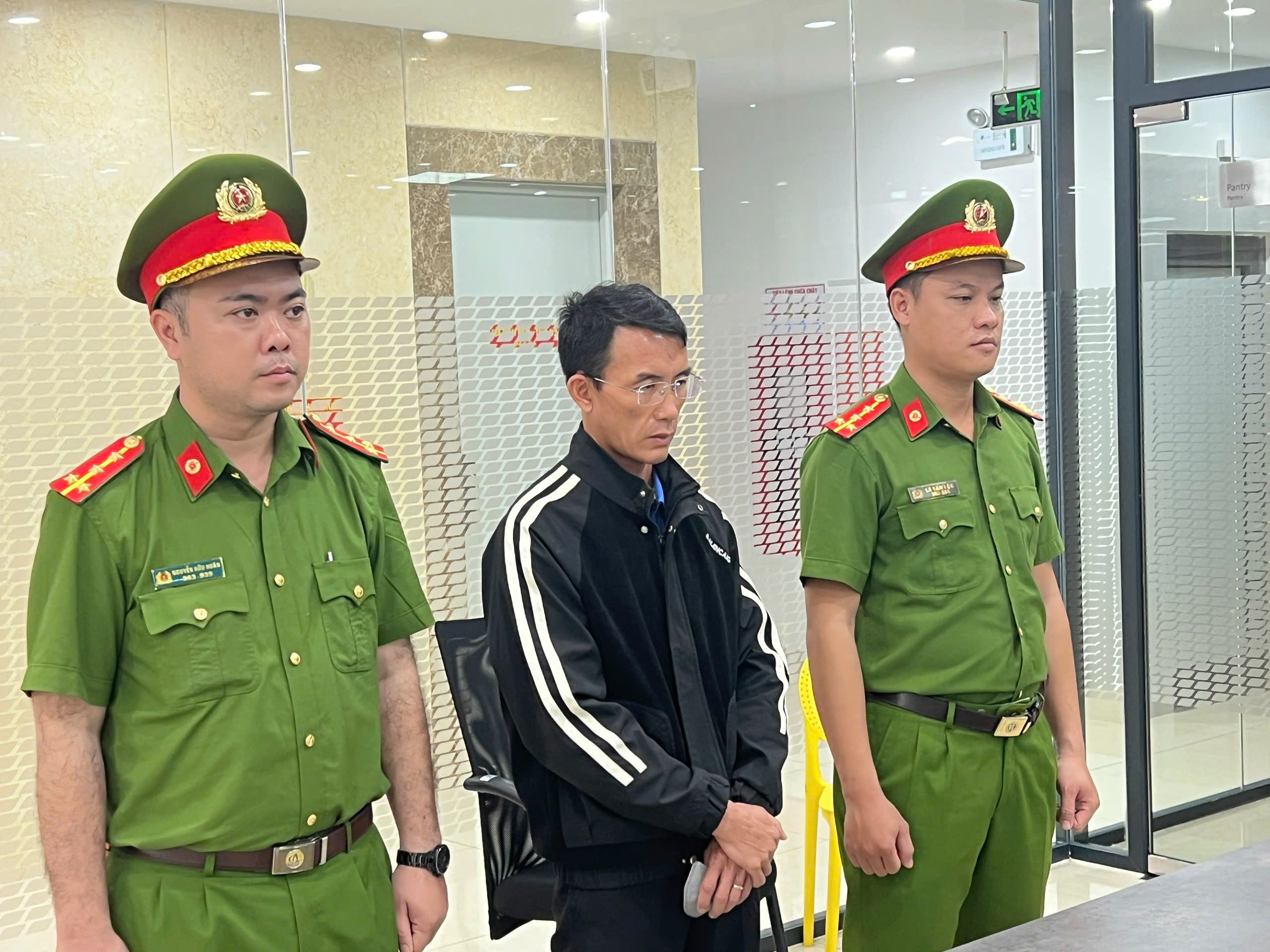 Vợ chồng phó giám đốc ngân hàng lừa đảo, chiếm đoạt hơn 61 tỉ đồng- Ảnh 1. Vợ chồng phó giám đốc ngân hàng lừa đảo, chiếm đoạt hơn 61 tỉ đồng- Ảnh 1.