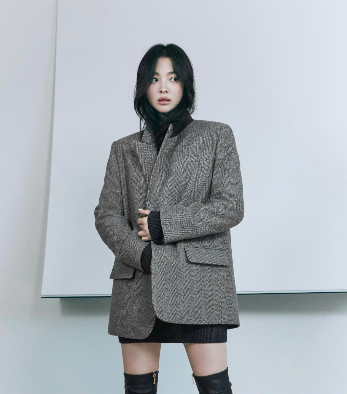 Proměňte se v generální ředitelku s sakem s vycpávkami na ramenou - Foto 8. Hóa nữ tổng tài với blazer độn vai- Ảnh 8.