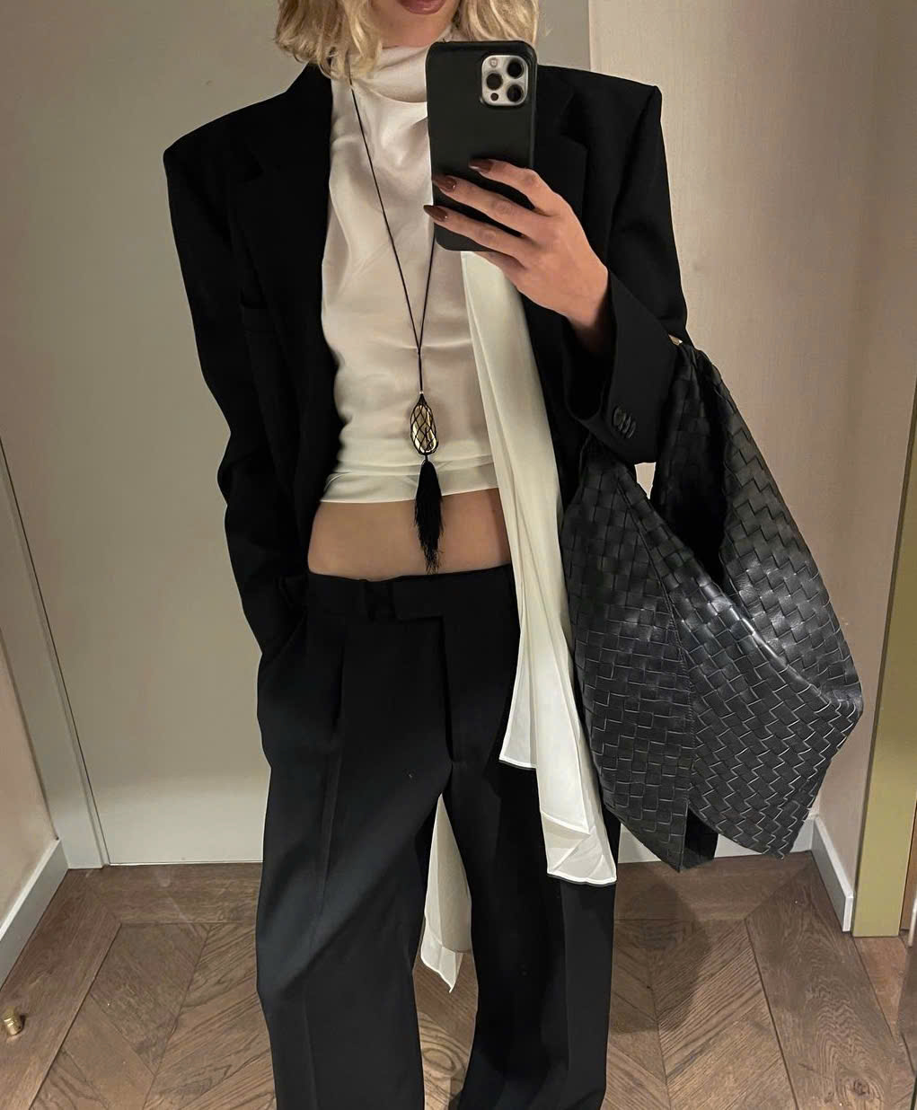 Proměňte se v generální ředitelku s sakem s vycpávkami na ramenou - Foto 5. Hóa nữ tổng tài với blazer độn vai- Ảnh 5.