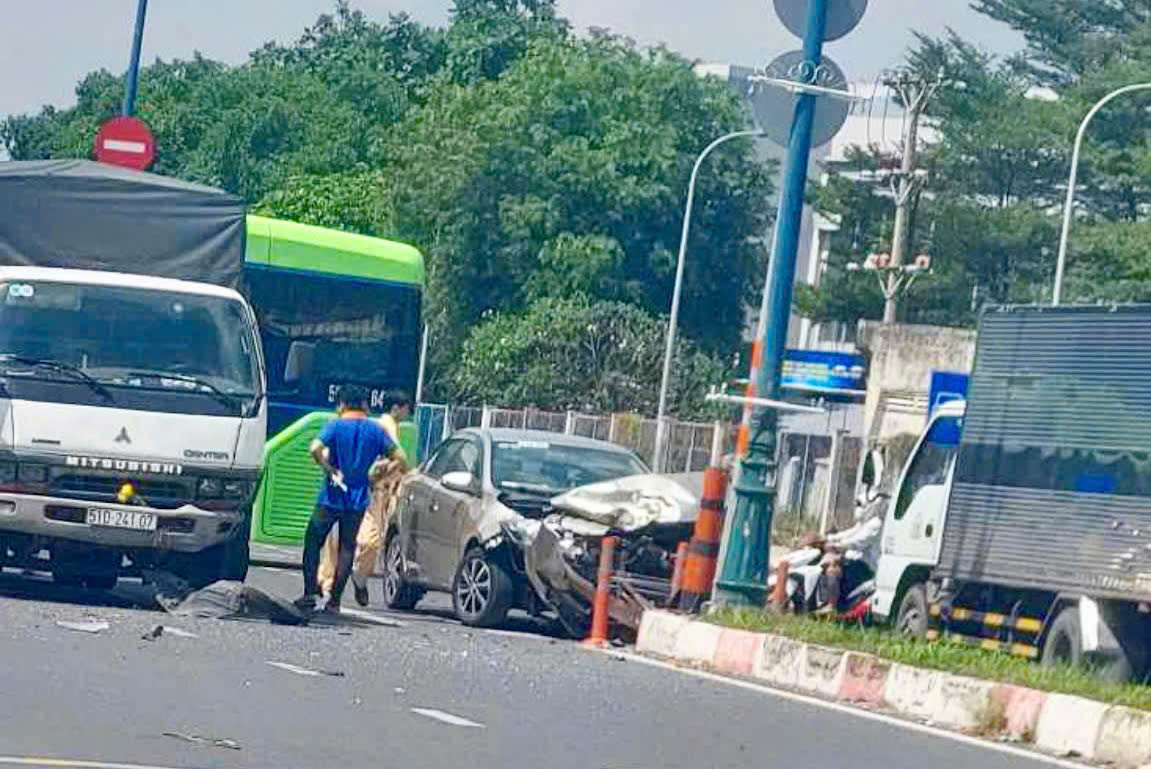 Taxi công nghệ bị tai nạn liên hoàn ở TP.Thủ Đức- Ảnh 1. Taxi công nghệ bị tai nạn liên hoàn ở TP.Thủ Đức- Ảnh 1.