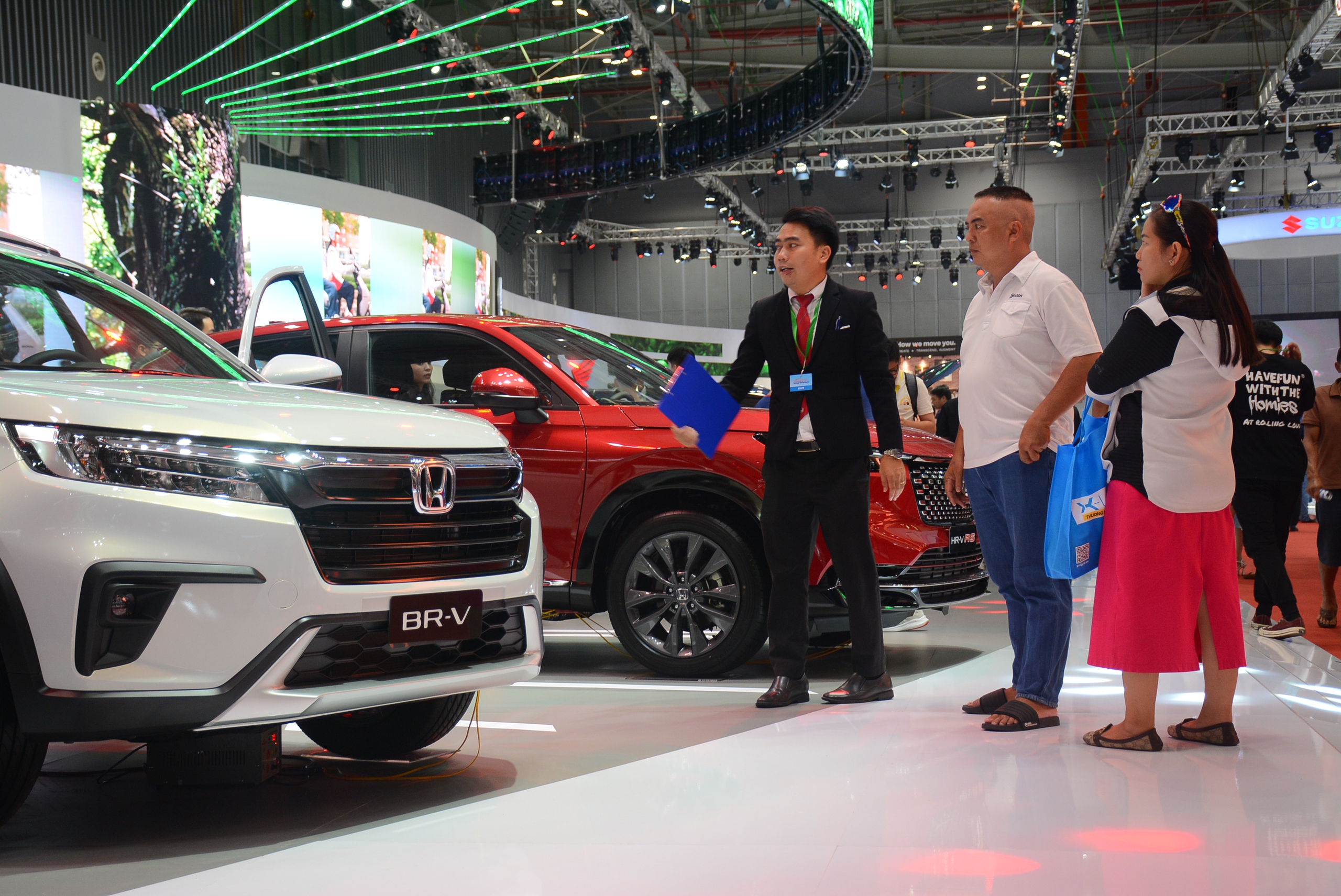 Ô tô giá rẻ nhập khẩu Indonesia ồ ạt vào Việt Nam, xe Trung Quốc 'hãm phanh' - Ảnh 1.