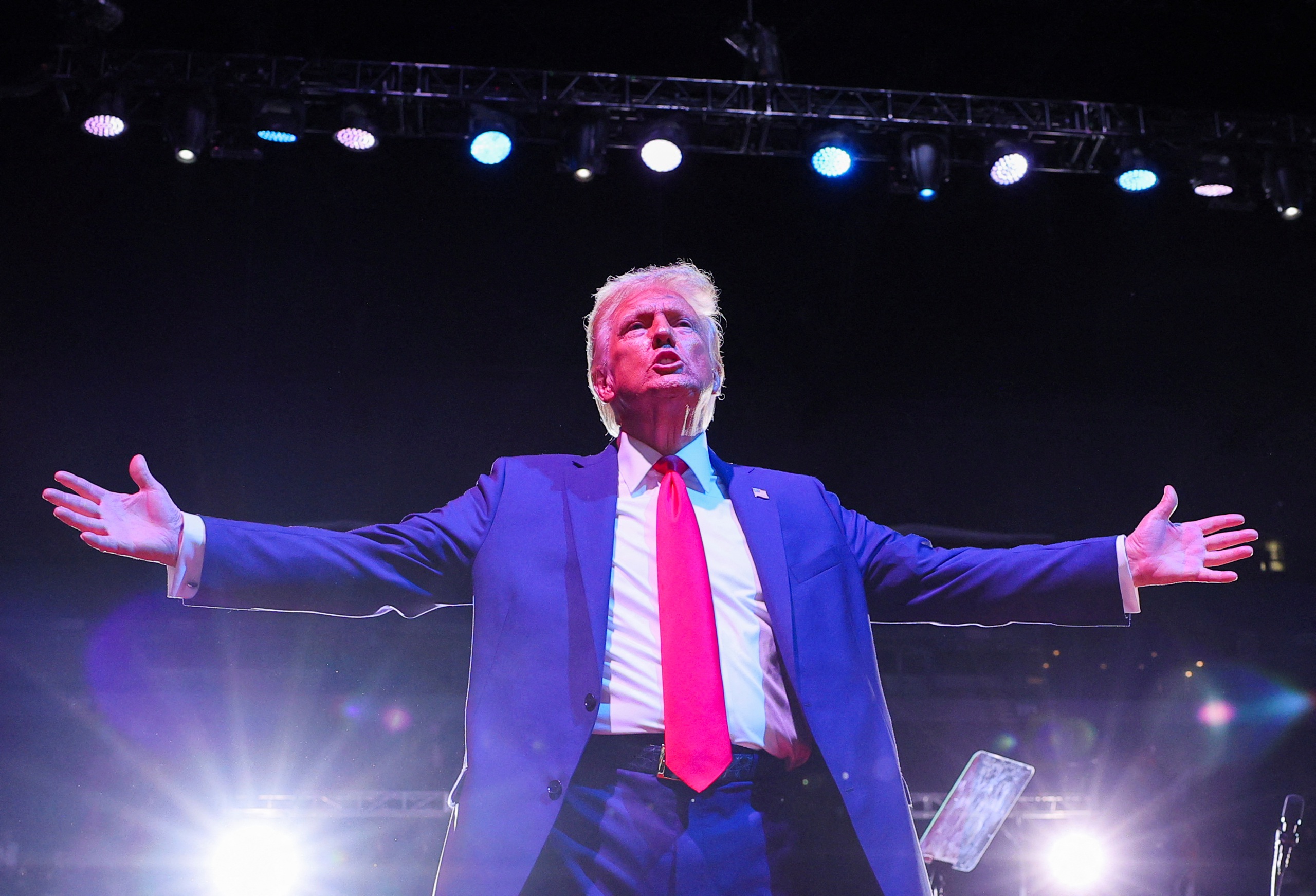 Trực tiếp kết quả dự phóng: Ông Trump thắng ở 2 bang, bà Harris thắng 1- Ảnh 1. Trực tiếp kết quả dự phóng: Ông Trump thắng ở 2 bang, bà Harris thắng 1- Ảnh 1.