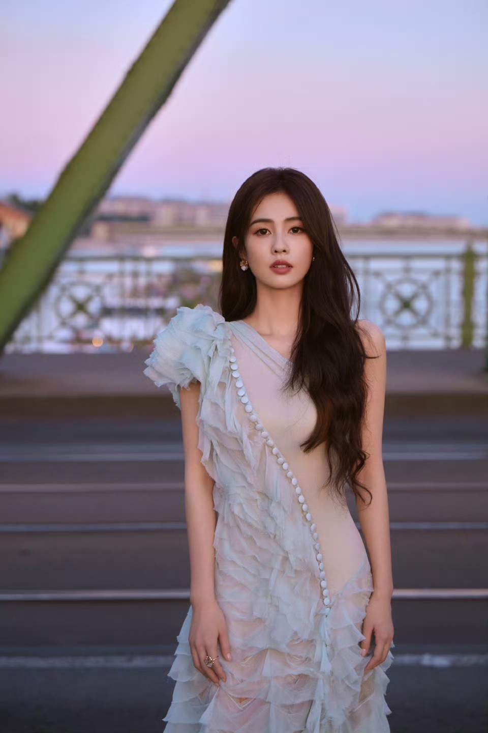ترتدي Bach Loc نفس الفستان ذي الحزامين، وتتفوق عليها Baifern من حيث درجة اللون - الصورة 8. Cùng diện váy hai dây, Bạch Lộc lép vế trước Baifern bởi tông màu- Ảnh 8.
