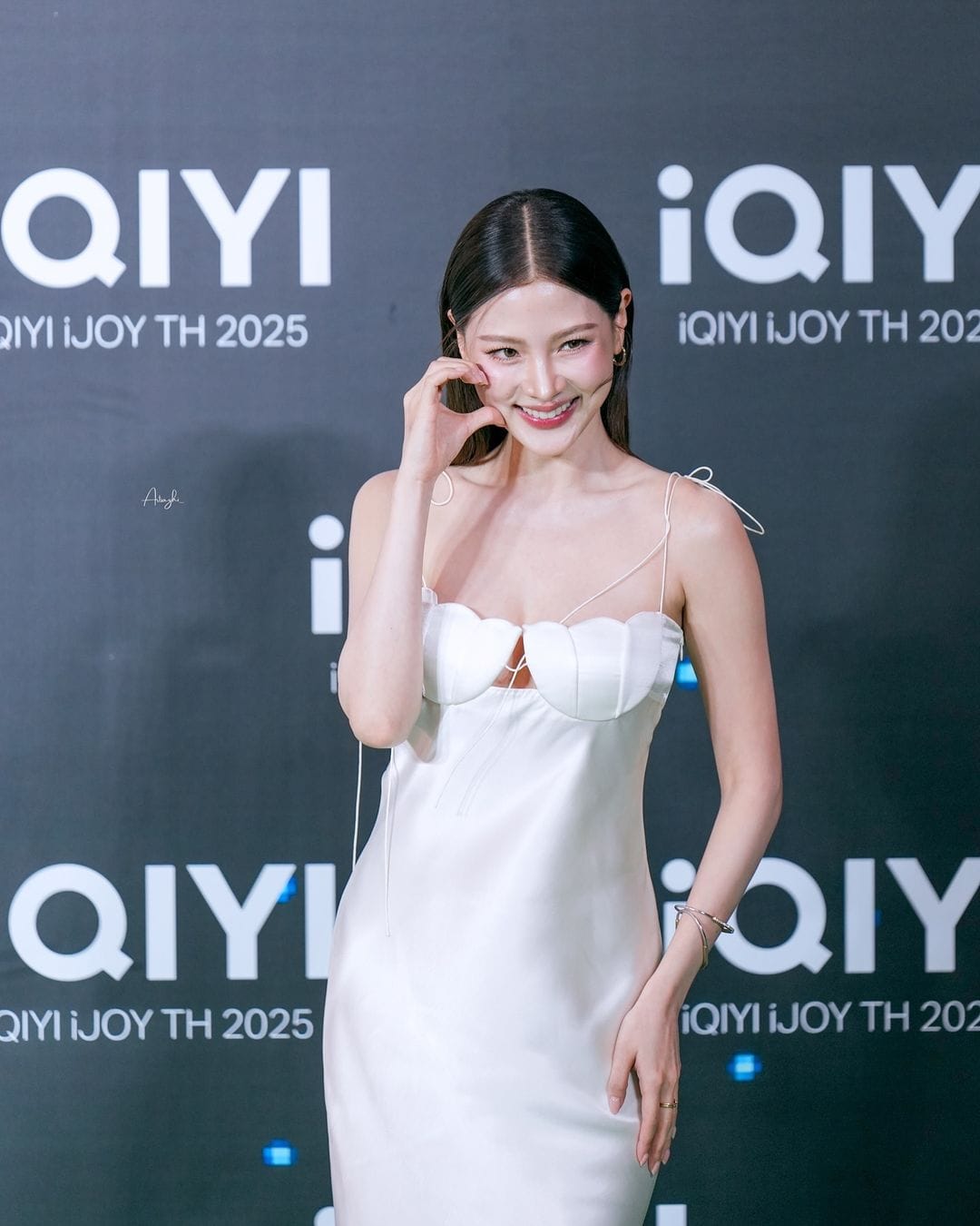 ترتدي Bach Loc نفس الفستان ذي الحزامين، وتتفوق عليها Baifern من حيث درجة اللون - الصورة 4. Cùng diện váy hai dây, Bạch Lộc lép vế trước Baifern bởi tông màu- Ảnh 4.