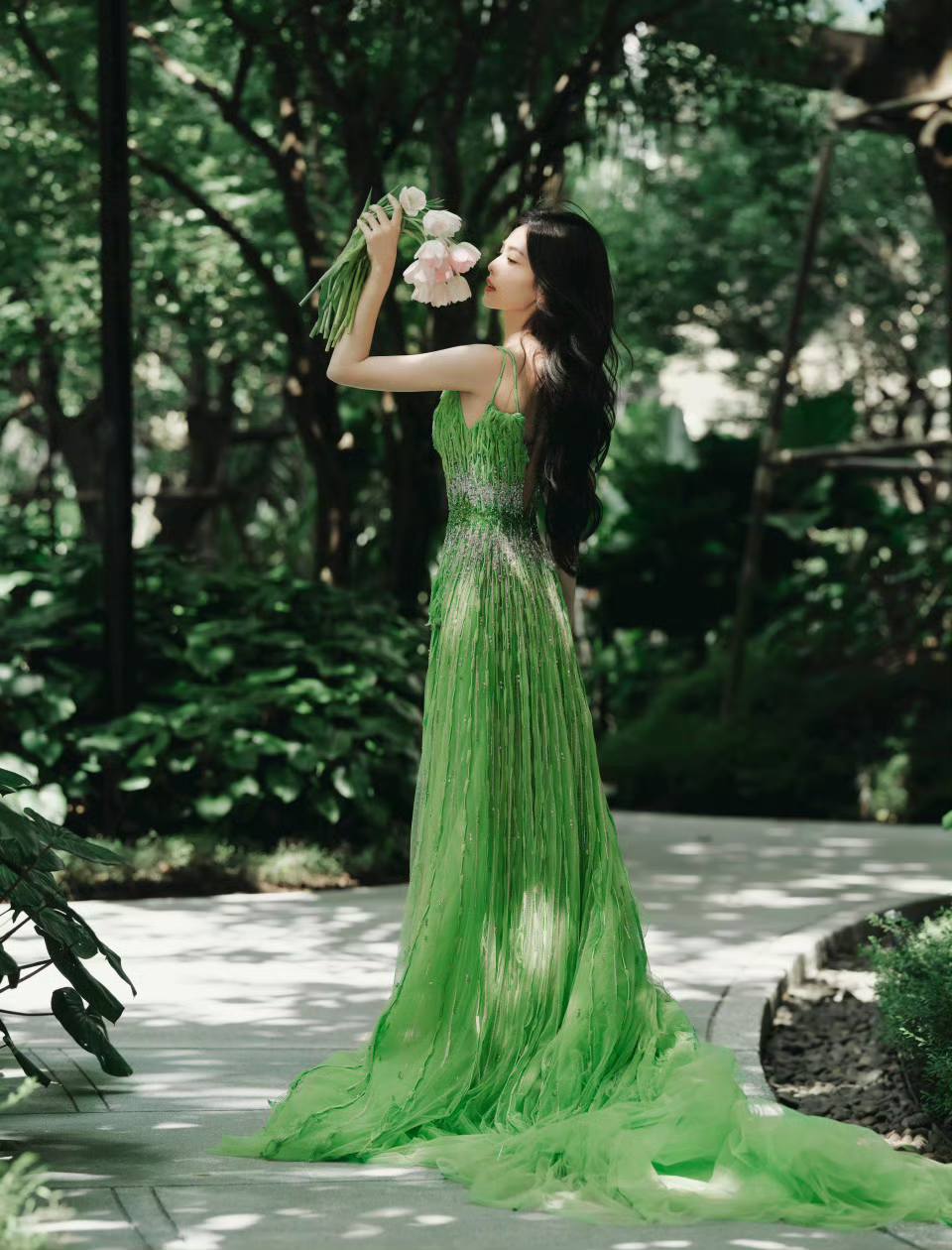 ترتدي Bach Loc نفس الفستان ذي الحزامين، وتتفوق عليها Baifern من حيث درجة اللون - الصورة 2. Cùng diện váy hai dây, Bạch Lộc lép vế trước Baifern bởi tông màu- Ảnh 2.