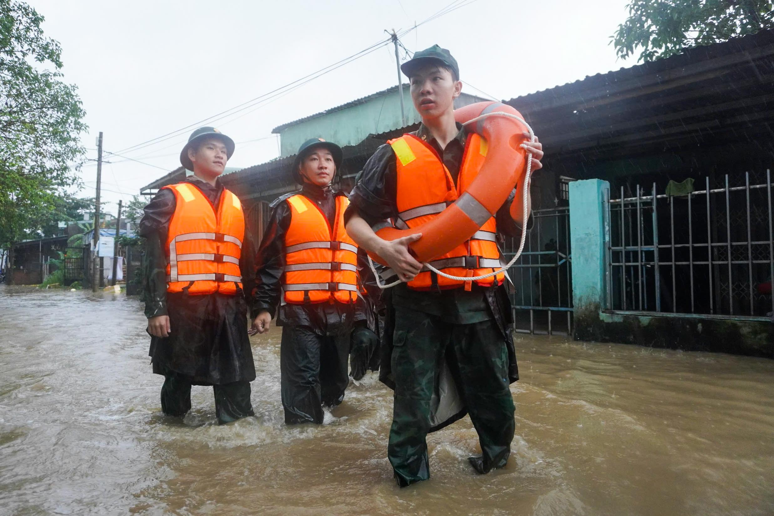 Người dân Đà Nẵng ám ảnh khi ngồi nóc nhà cả đêm:  Theo bộ đội sơ tán- Ảnh 9.