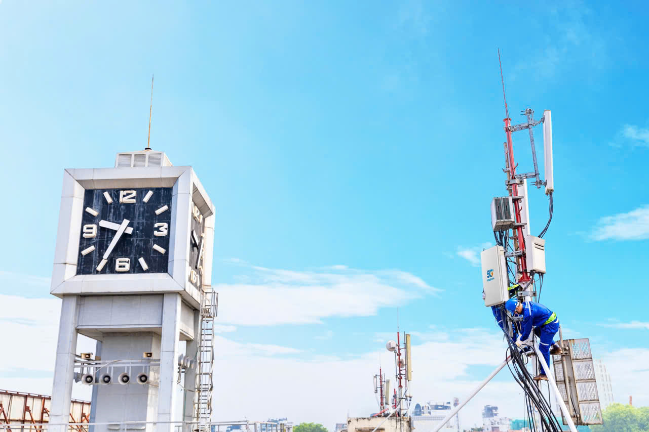 VinaPhone 5G và MyTV được công nhận là Thương hiệu Quốc gia- Ảnh 2. VinaPhone lắp trạm 5G tại nhiều khu vực trên cả nước