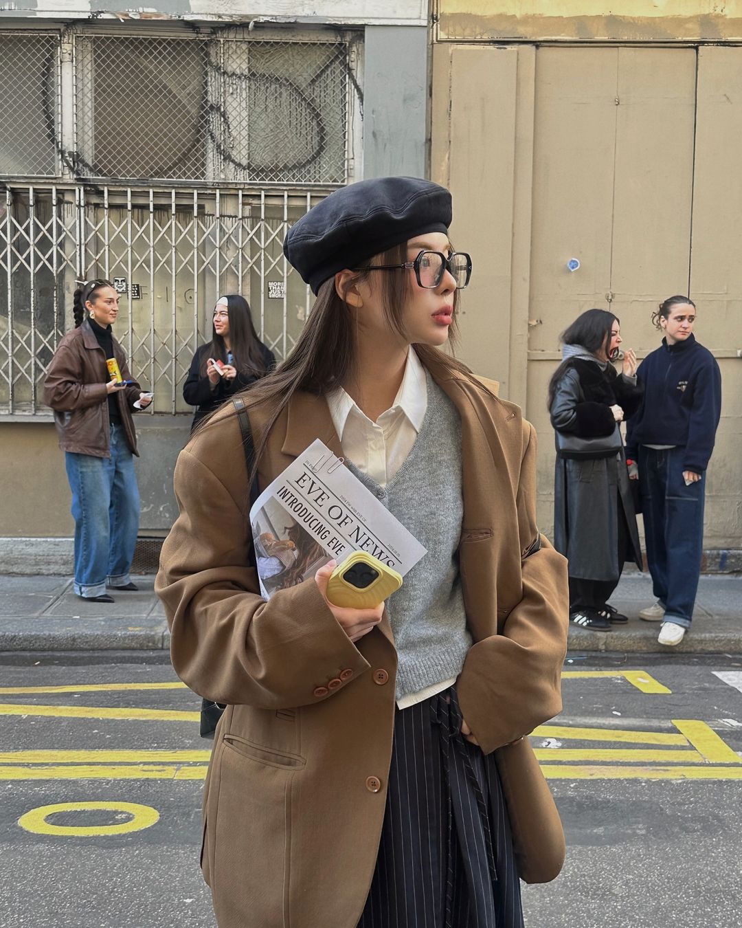 រក្សាភាពកក់ក្តៅ ប៉ុន្តែនៅតែឆើតឆាយជាមួយនឹងអាវធំ - រូបថត ១. Giữ ấm nhưng vẫn thanh lịch với áo khoác blazer- Ảnh 1.