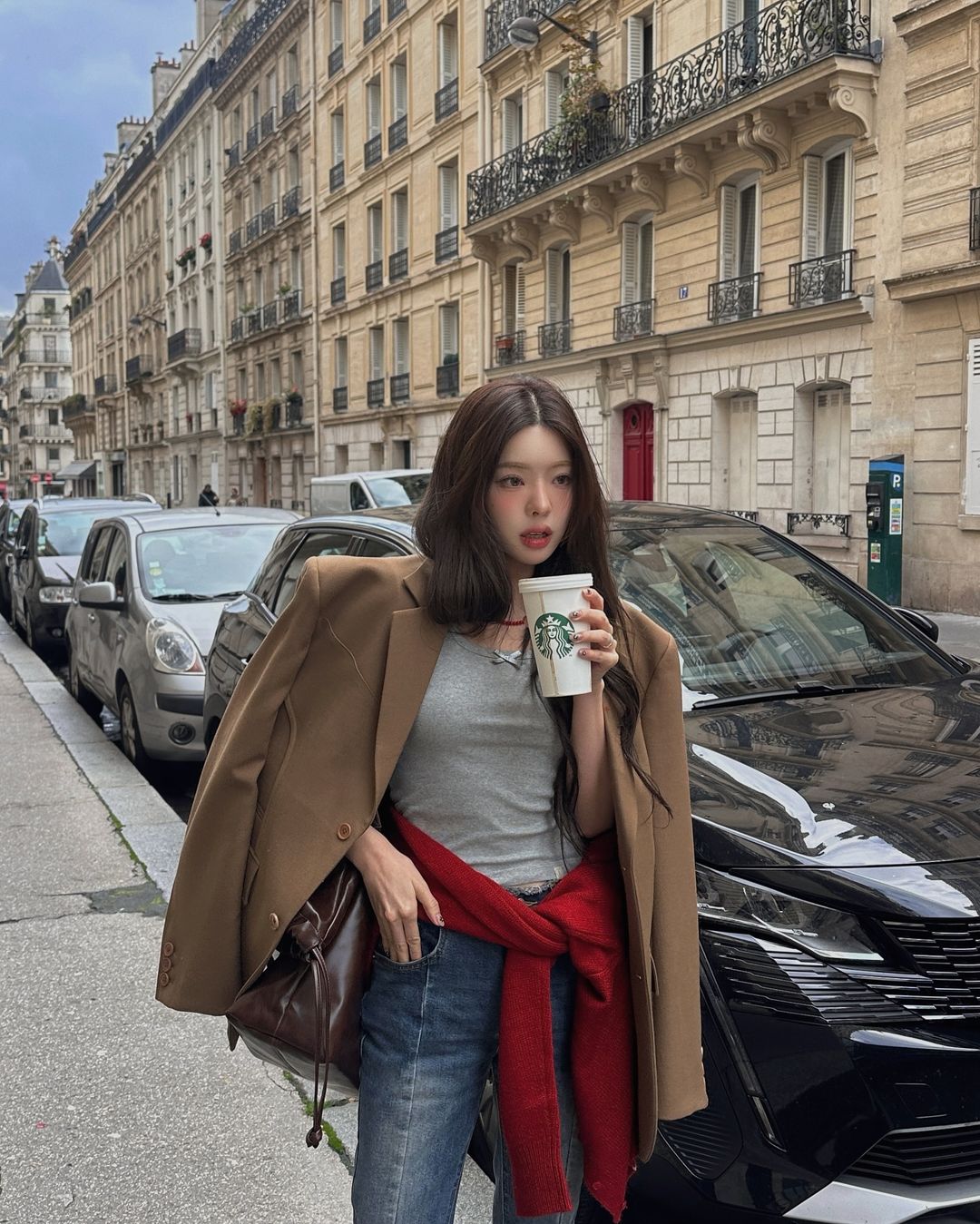 រក្សាភាពកក់ក្តៅ ប៉ុន្តែនៅតែឆើតឆាយជាមួយនឹងអាវធំ - រូបថត ២. Giữ ấm nhưng vẫn thanh lịch với áo khoác blazer- Ảnh 2.