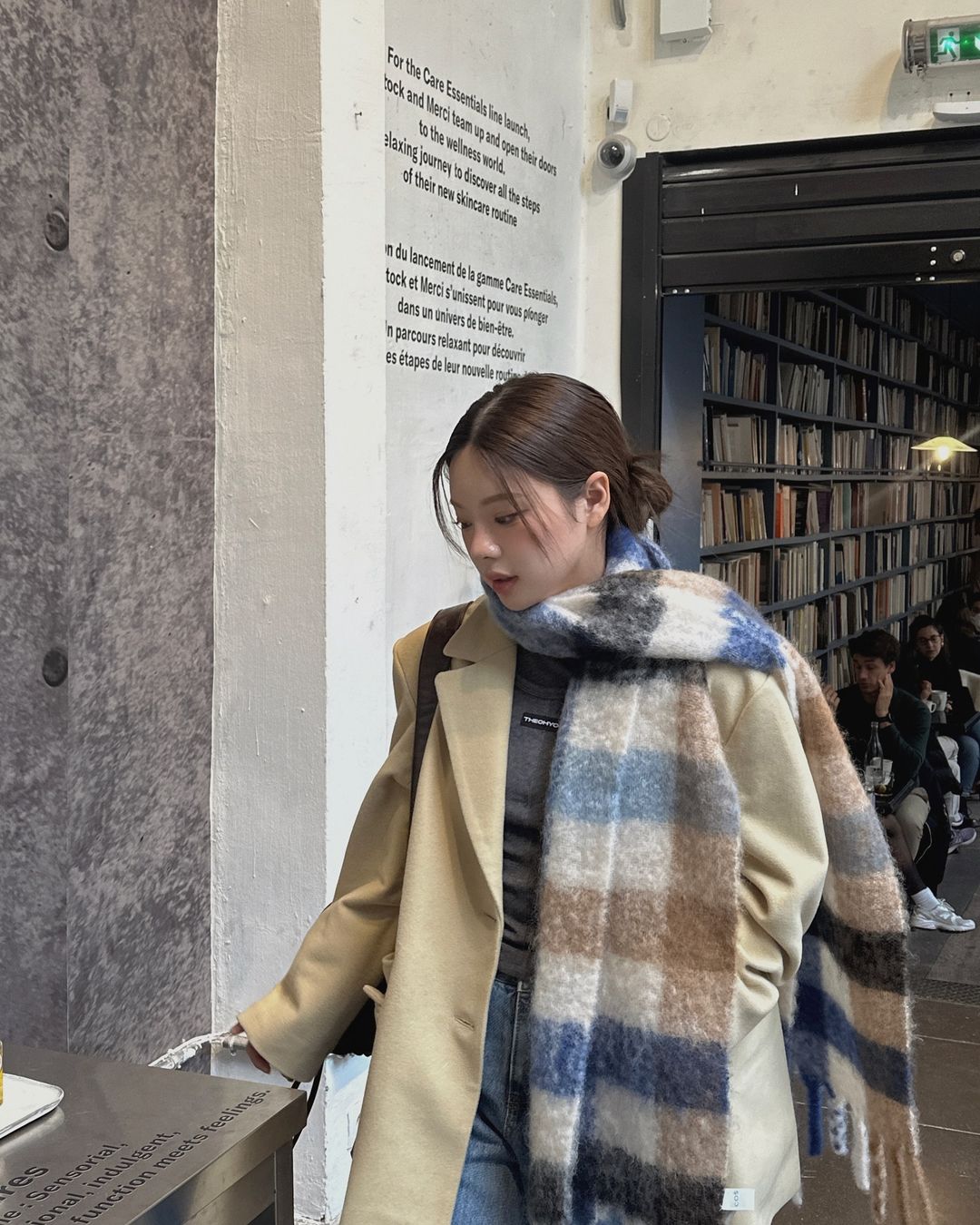 រក្សាភាពកក់ក្តៅ ប៉ុន្តែនៅតែឆើតឆាយជាមួយនឹងអាវធំ - រូបថត ៥. Giữ ấm nhưng vẫn thanh lịch với áo khoác blazer- Ảnh 5.