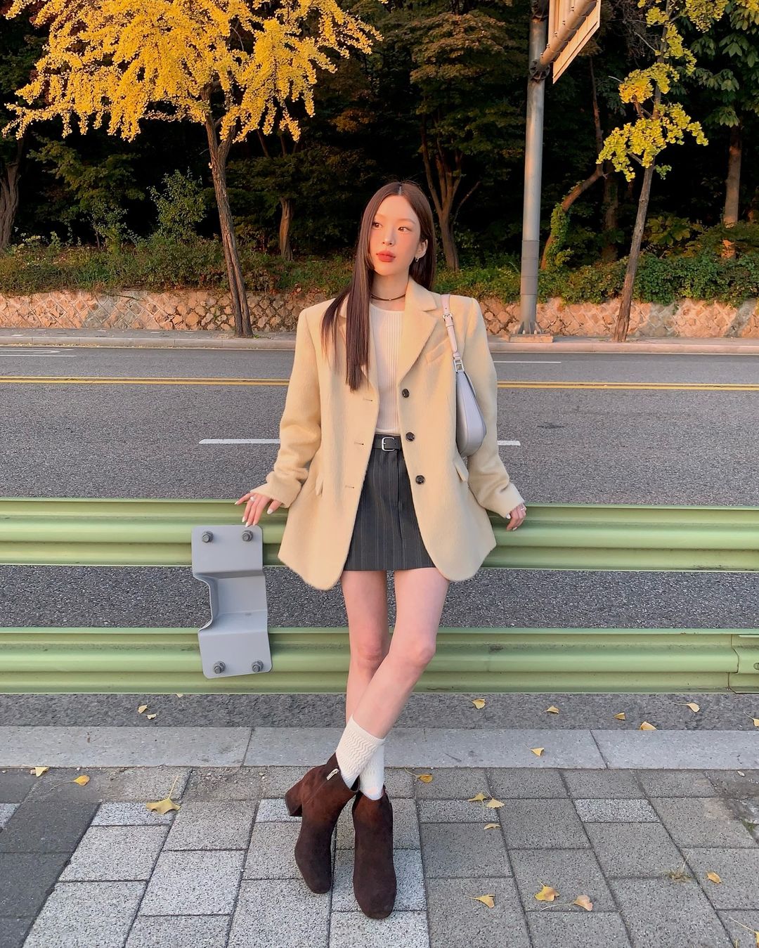 រក្សាភាពកក់ក្តៅ ប៉ុន្តែនៅតែឆើតឆាយជាមួយនឹងអាវធំ - រូបថត ៦. Giữ ấm nhưng vẫn thanh lịch với áo khoác blazer- Ảnh 6.