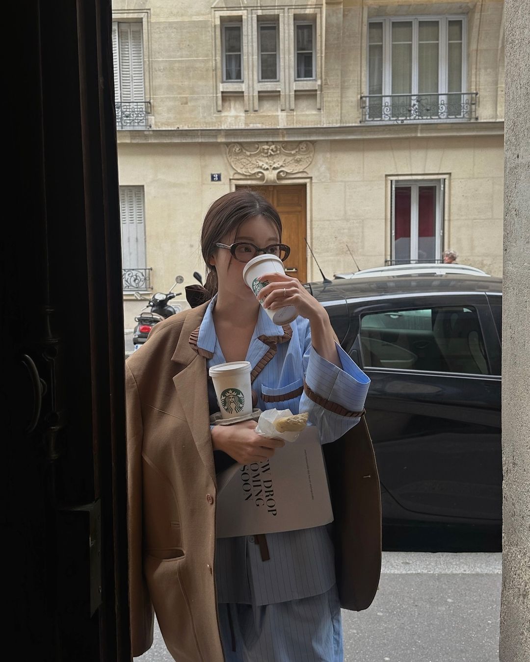 រក្សាភាពកក់ក្តៅ ប៉ុន្តែនៅតែឆើតឆាយជាមួយនឹងអាវធំ - រូបថត ៧. Giữ ấm nhưng vẫn thanh lịch với áo khoác blazer- Ảnh 7.