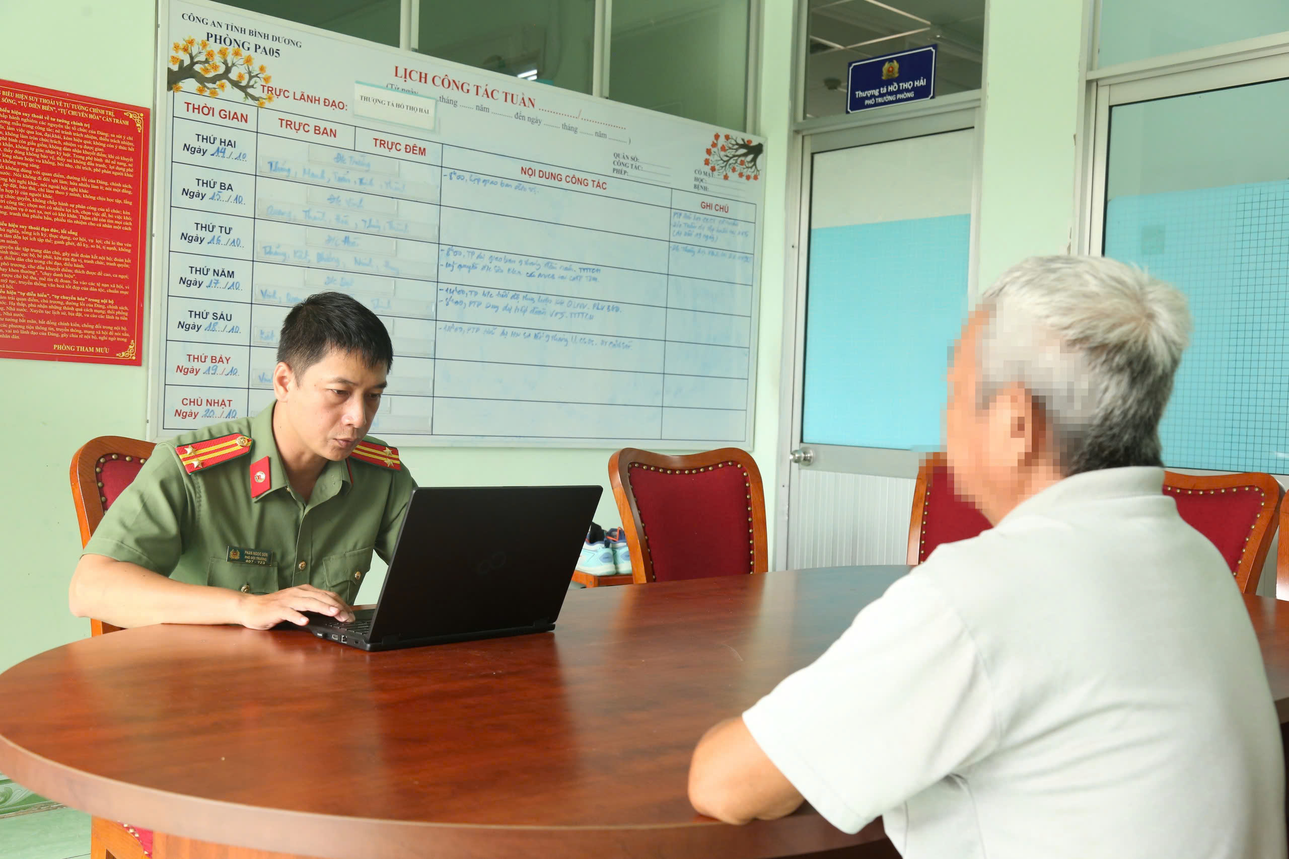 Công an Bình Dương phong tỏa tài khoản, thu hồi tiền lừa đảo- Ảnh 1.