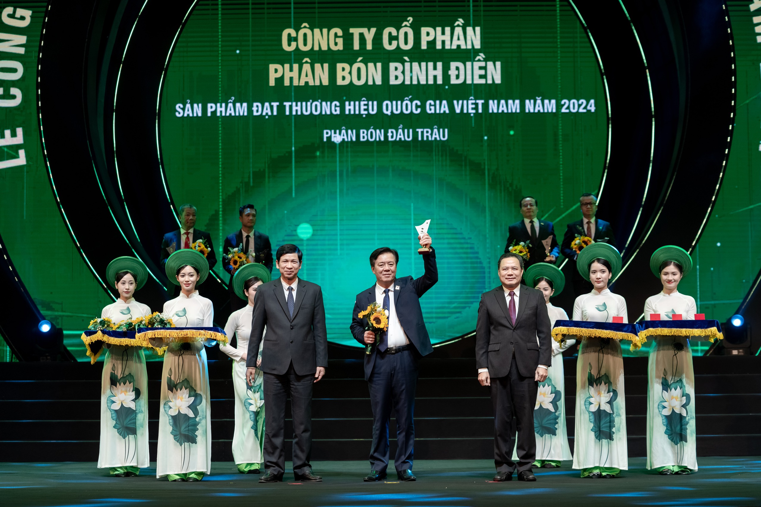 Phân bón Đầu Trâu đạt Thương hiệu quốc gia- Ảnh 1. Phân bón Đầu Trâu đạt Thương hiệu quốc gia- Ảnh 1.