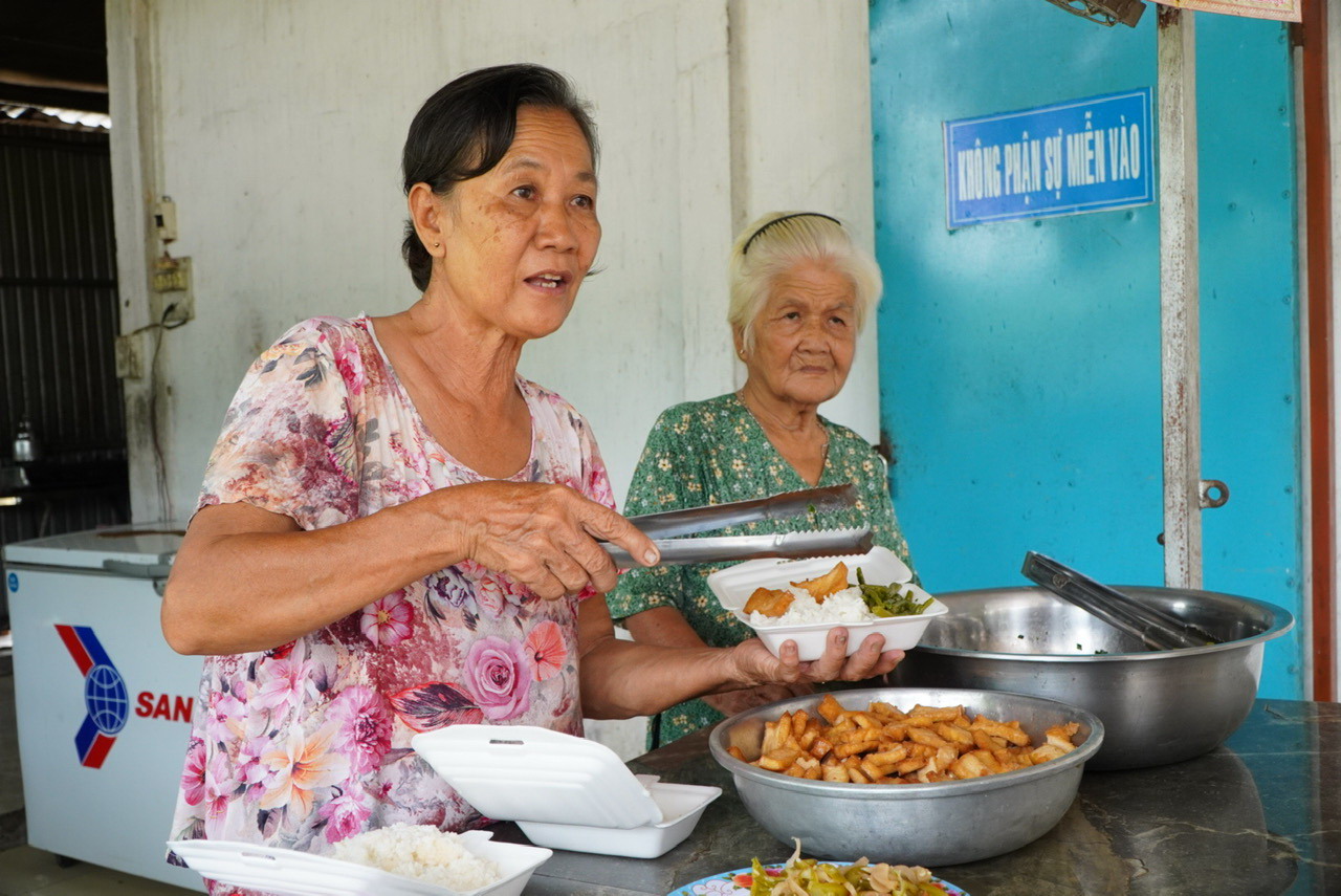 Bếp ăn miễn phí dành cho học sinh nghèo- Ảnh 3.