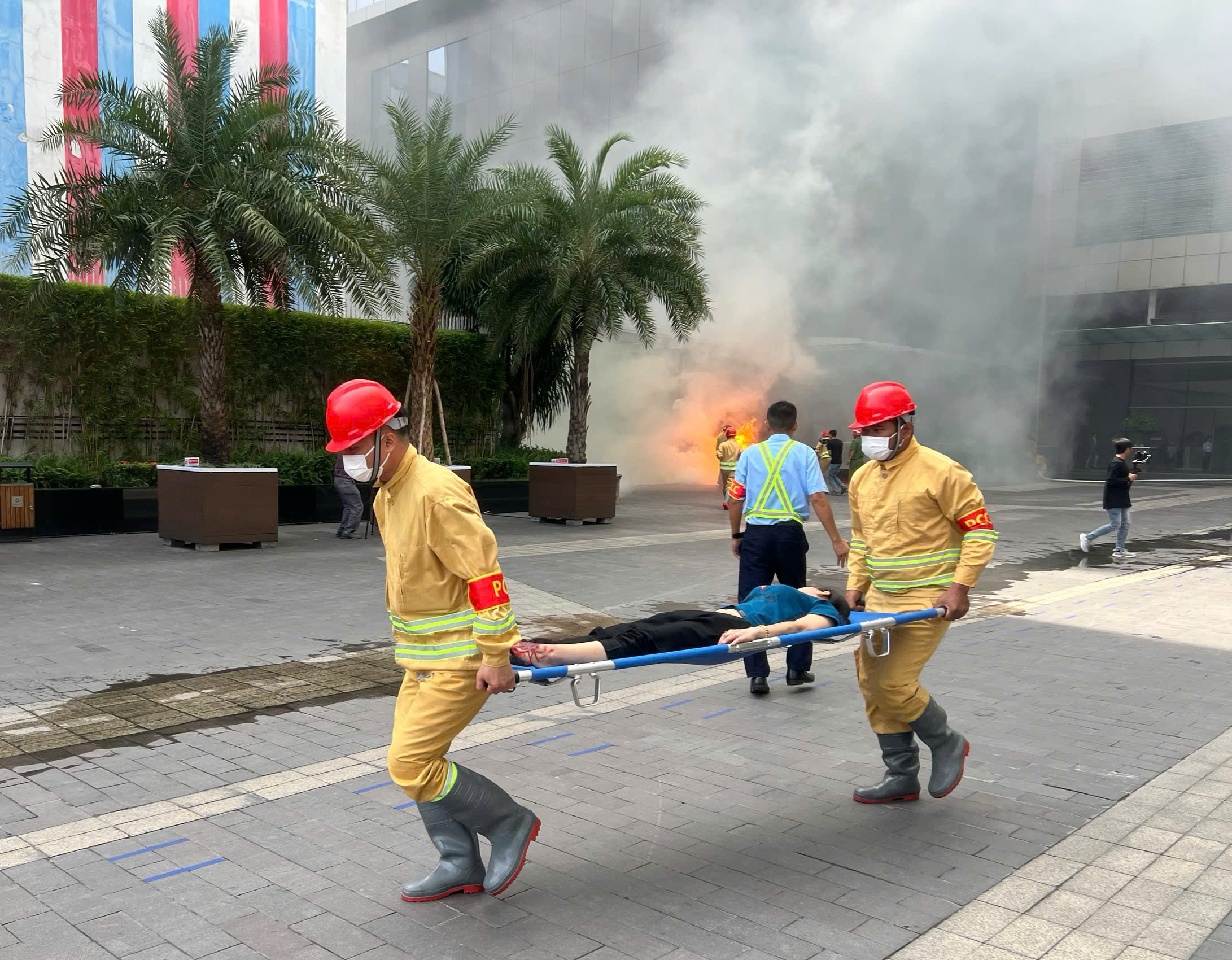 Hàng trăm Cảnh sát PCCC TP.HCM diễn tập, đu dây cứu nạn tại tòa nhà 24 tầng- Ảnh 4.