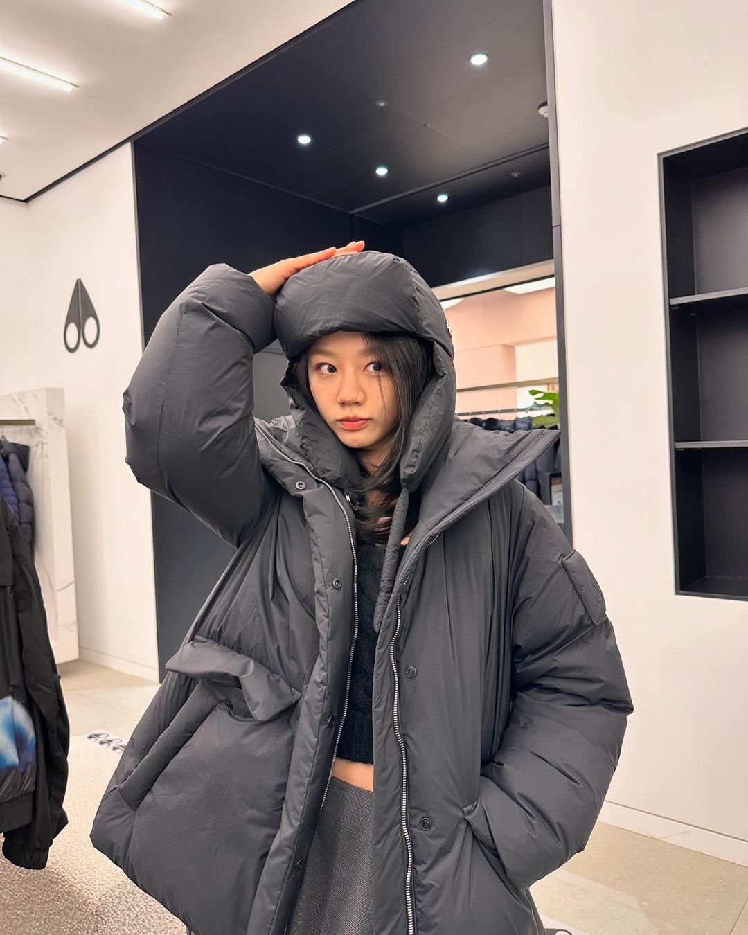 El invierno es más cálido y está más de moda con chaquetas de plumas - Foto 2. Mùa đông thêm ấm áp và thời thượng với áo khoác phao- Ảnh 2.