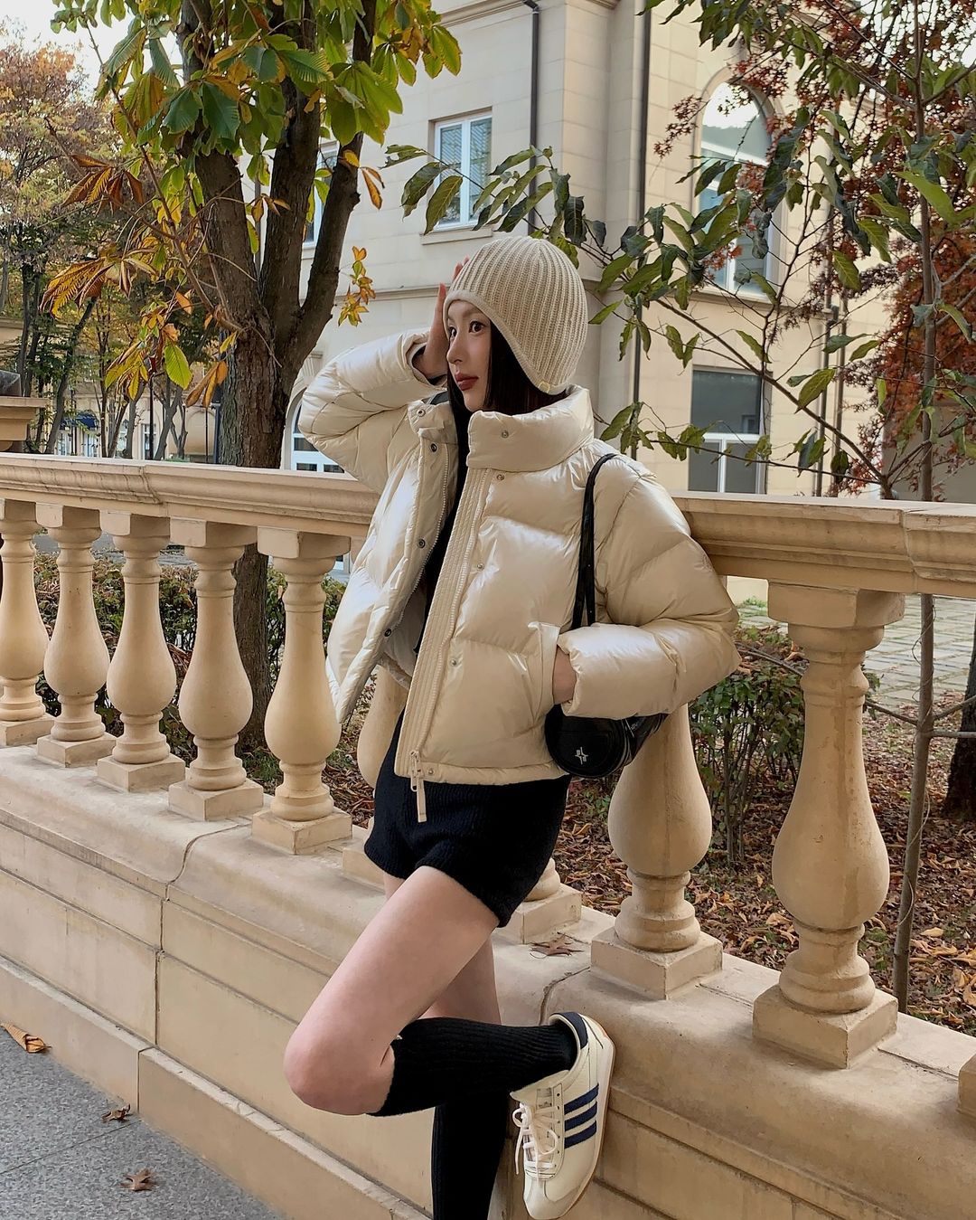 El invierno es más cálido y está más de moda con chaquetas de plumas - Foto 3. Mùa đông thêm ấm áp và thời thượng với áo khoác phao- Ảnh 3.