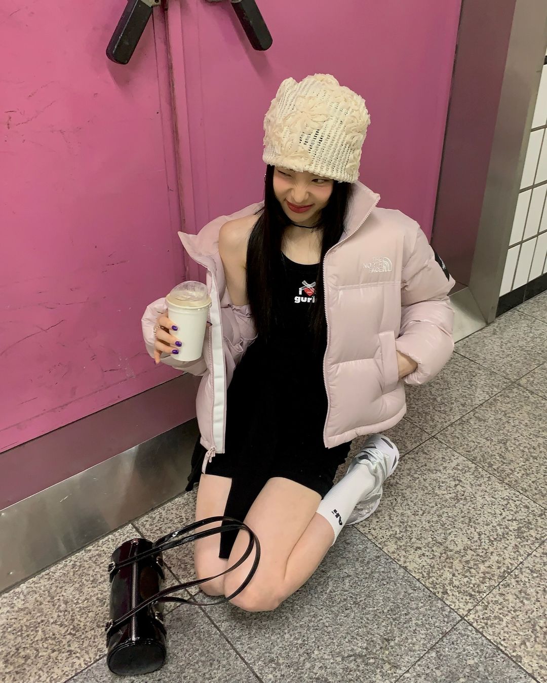El invierno es más cálido y está más de moda con chaquetas de plumas - Foto 4. Mùa đông thêm ấm áp và thời thượng với áo khoác phao- Ảnh 4.