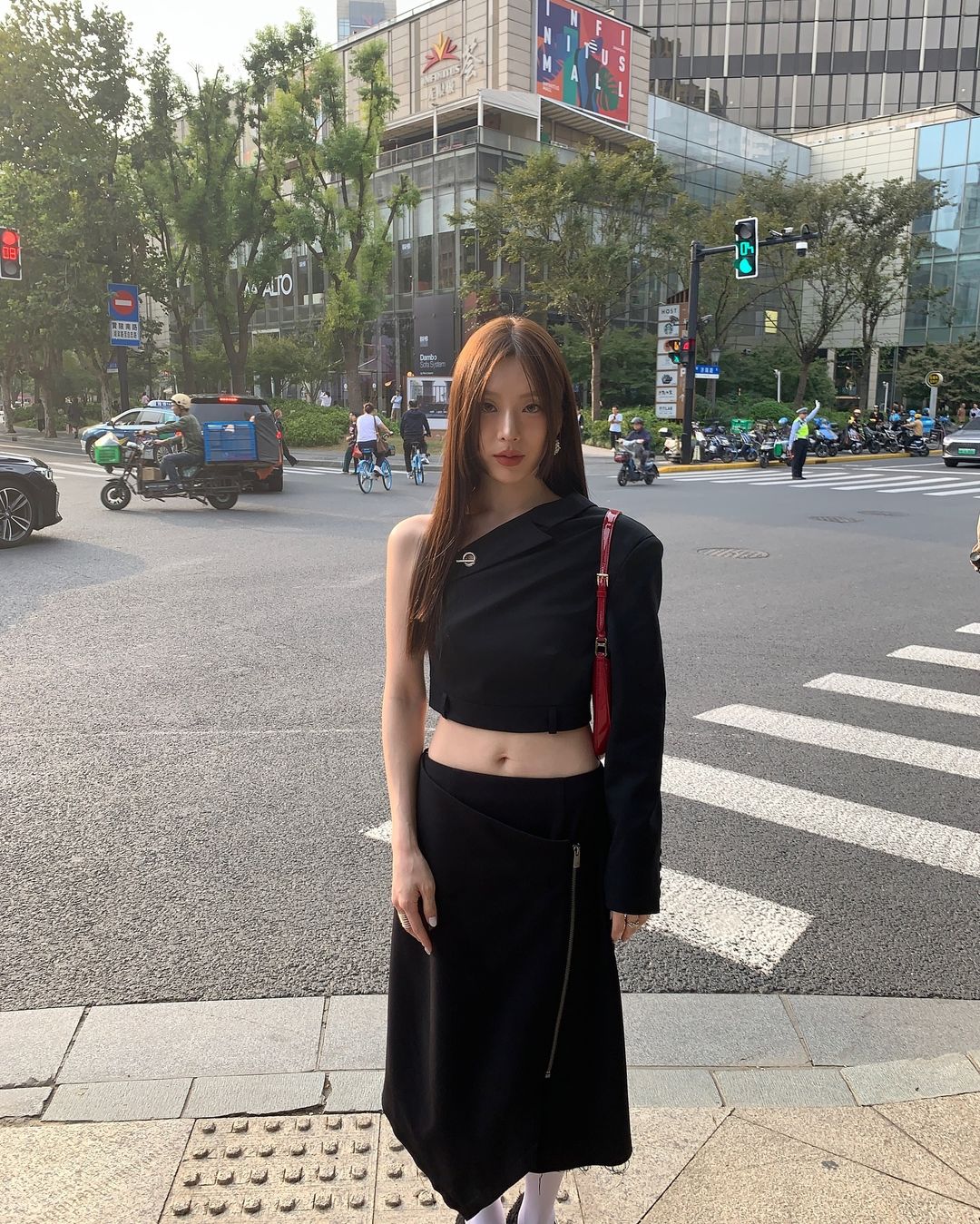 Ấm áp và thanh lịch cho mùa lạnh với chân váy dài- Ảnh 6. Ấm áp và thanh lịch cho mùa lạnh với chân váy dài- Ảnh 6.