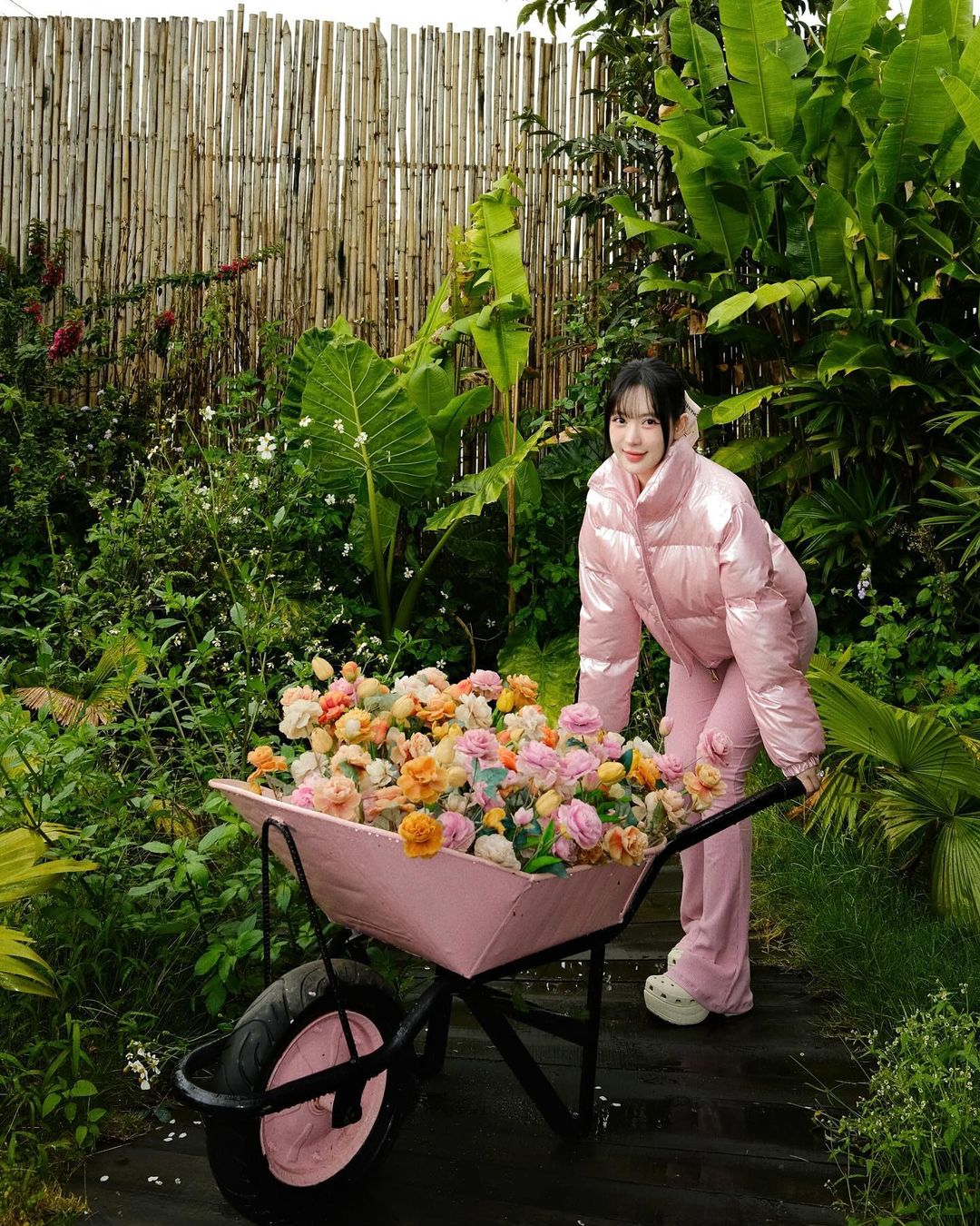 El invierno es más cálido y está más de moda con chaquetas de plumas - Foto 7. Mùa đông thêm ấm áp và thời thượng với áo khoác phao- Ảnh 7.